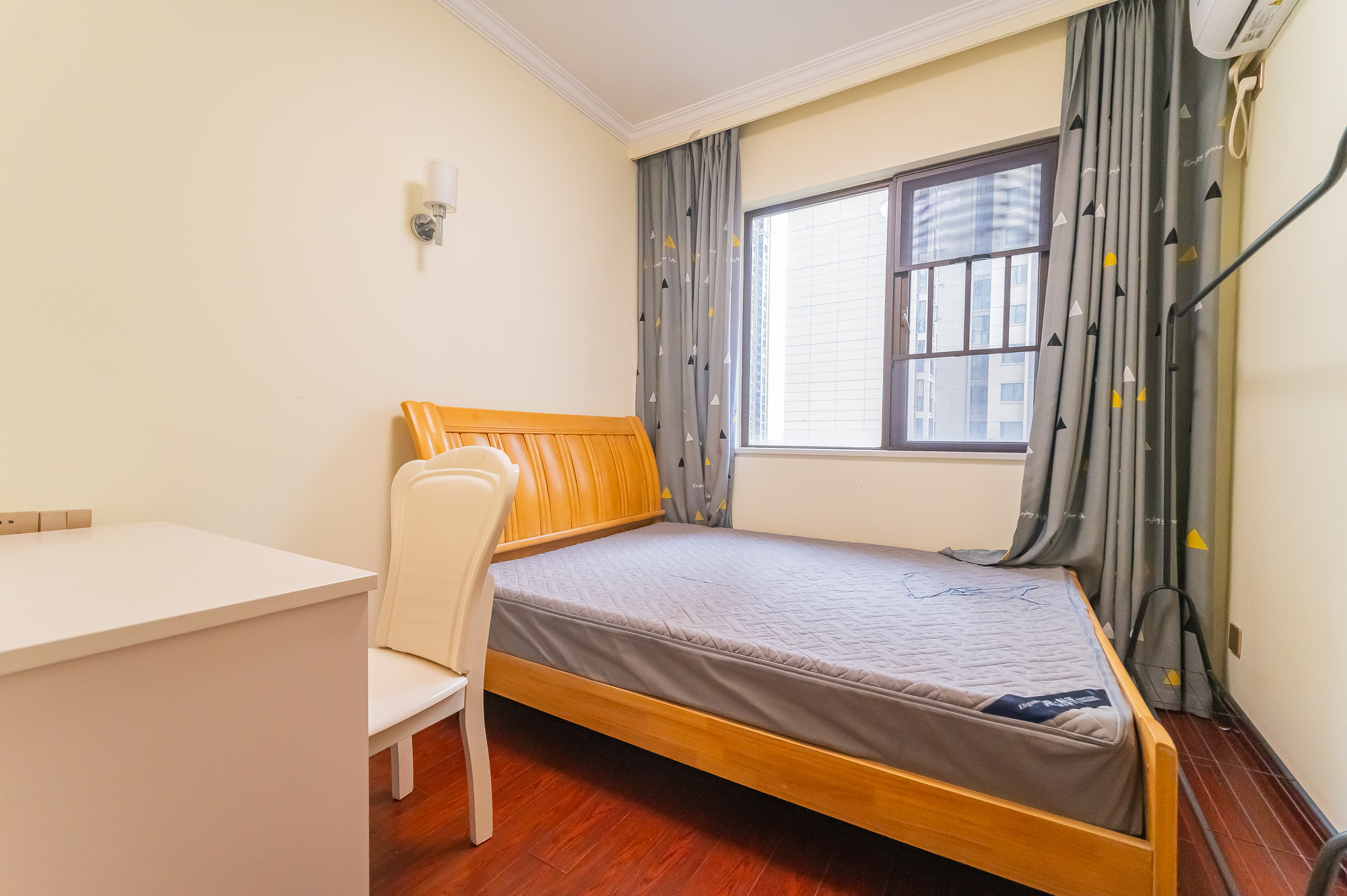 华润置地广场二期  3室2厅1卫    85.0万 华润置地广场二期  3室2厅1卫    85.0万卧室