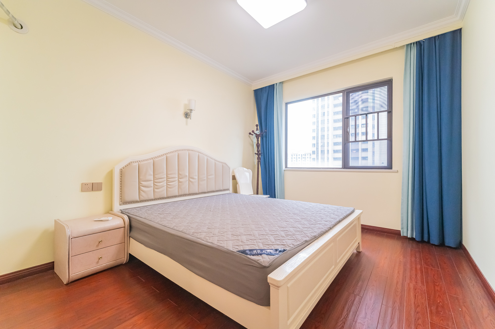 华润置地广场二期  3室2厅1卫    85.0万 华润置地广场二期  3室2厅1卫    85.0万卧室