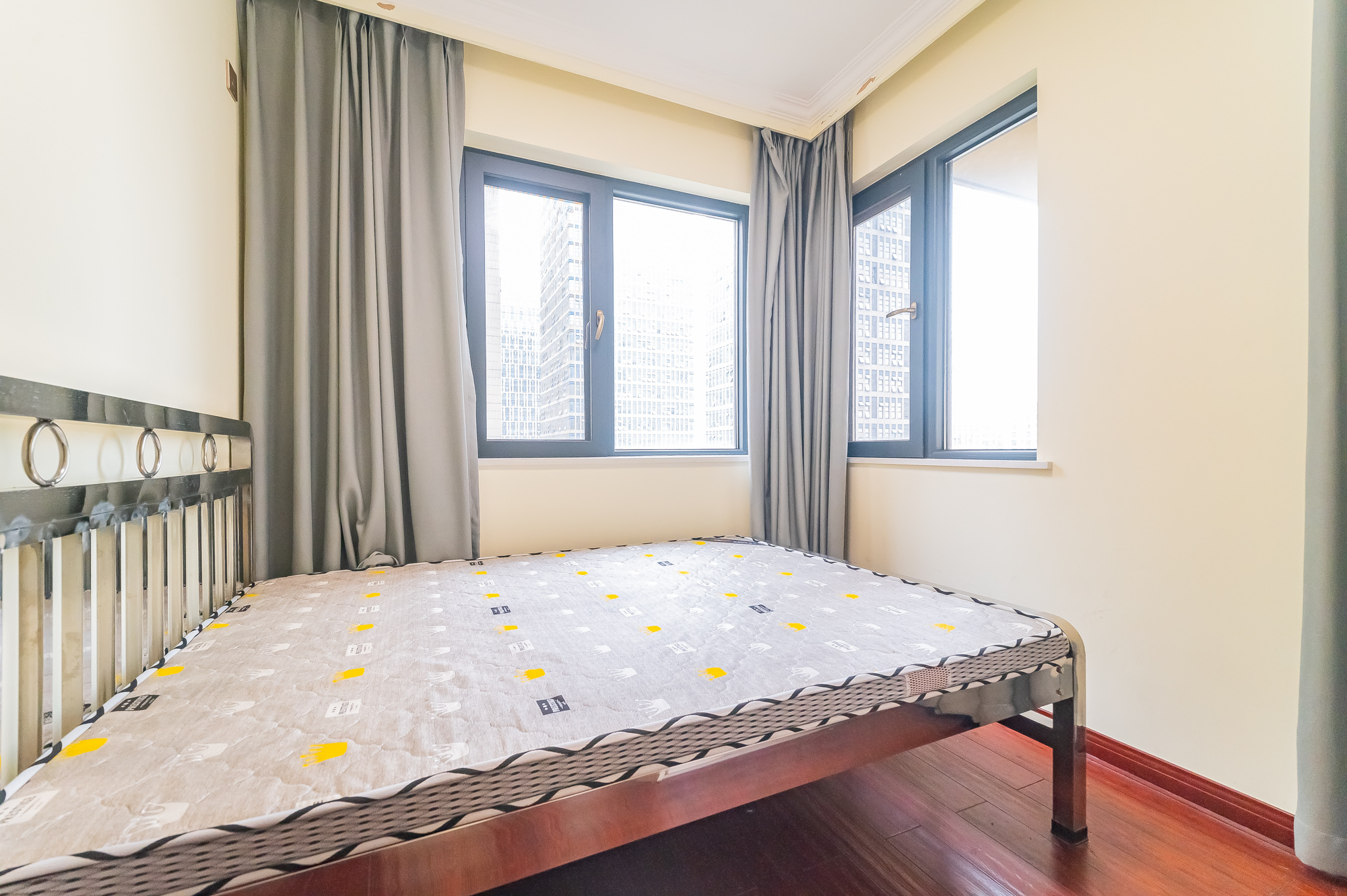 华润置地广场二期  3室2厅1卫    85.0万 华润置地广场二期  3室2厅1卫    85.0万卧室