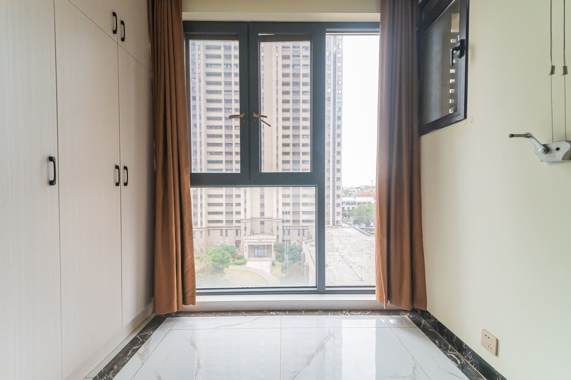 华润置地广场二期  3室2厅1卫    85.0万 华润置地广场二期  3室2厅1卫    85.0万阳台