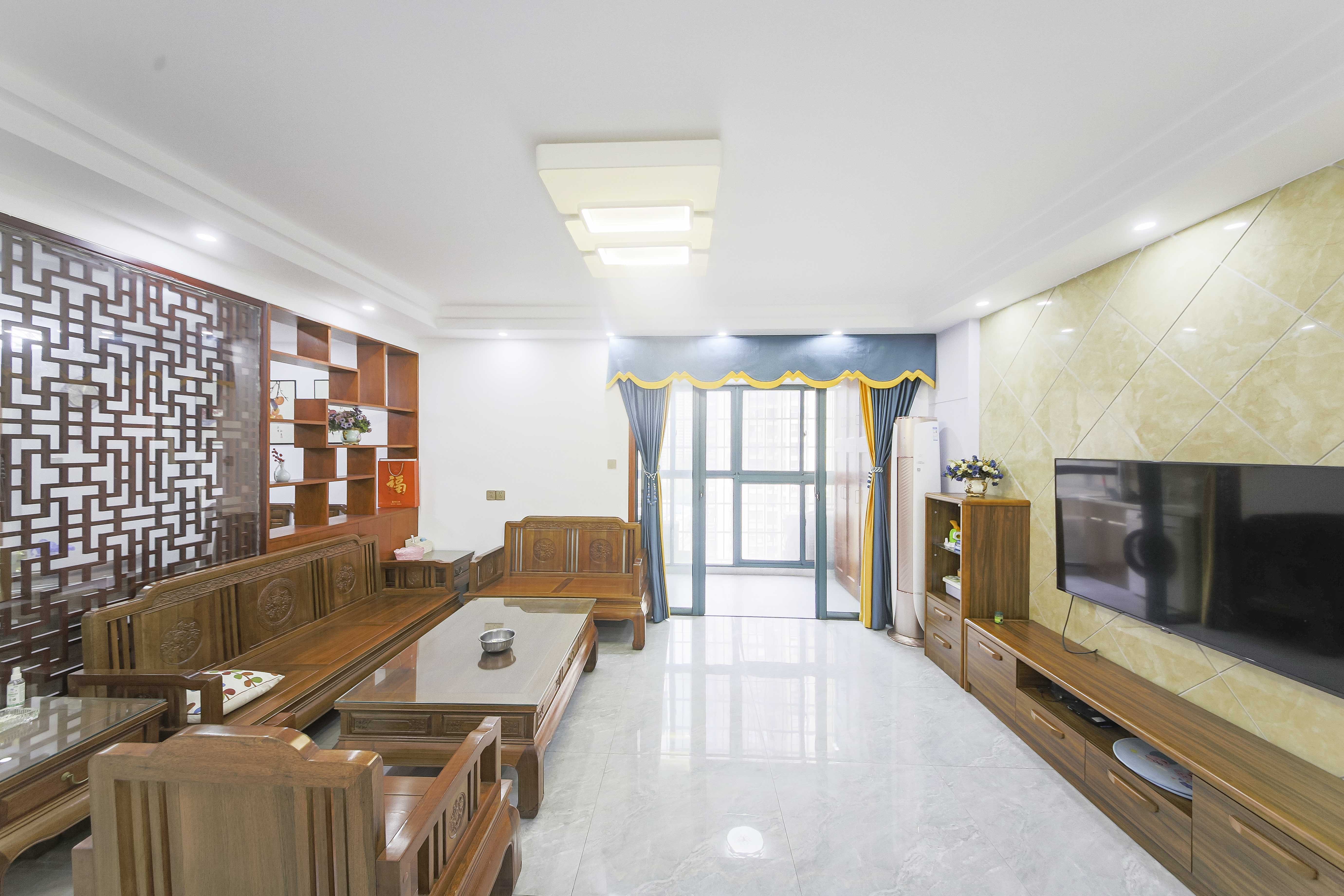 克拉美丽山庄(晟领国际) 4室2厅2卫 136.0万 克拉美丽山庄(晟领国际) 4室2厅2卫 136.0万客厅