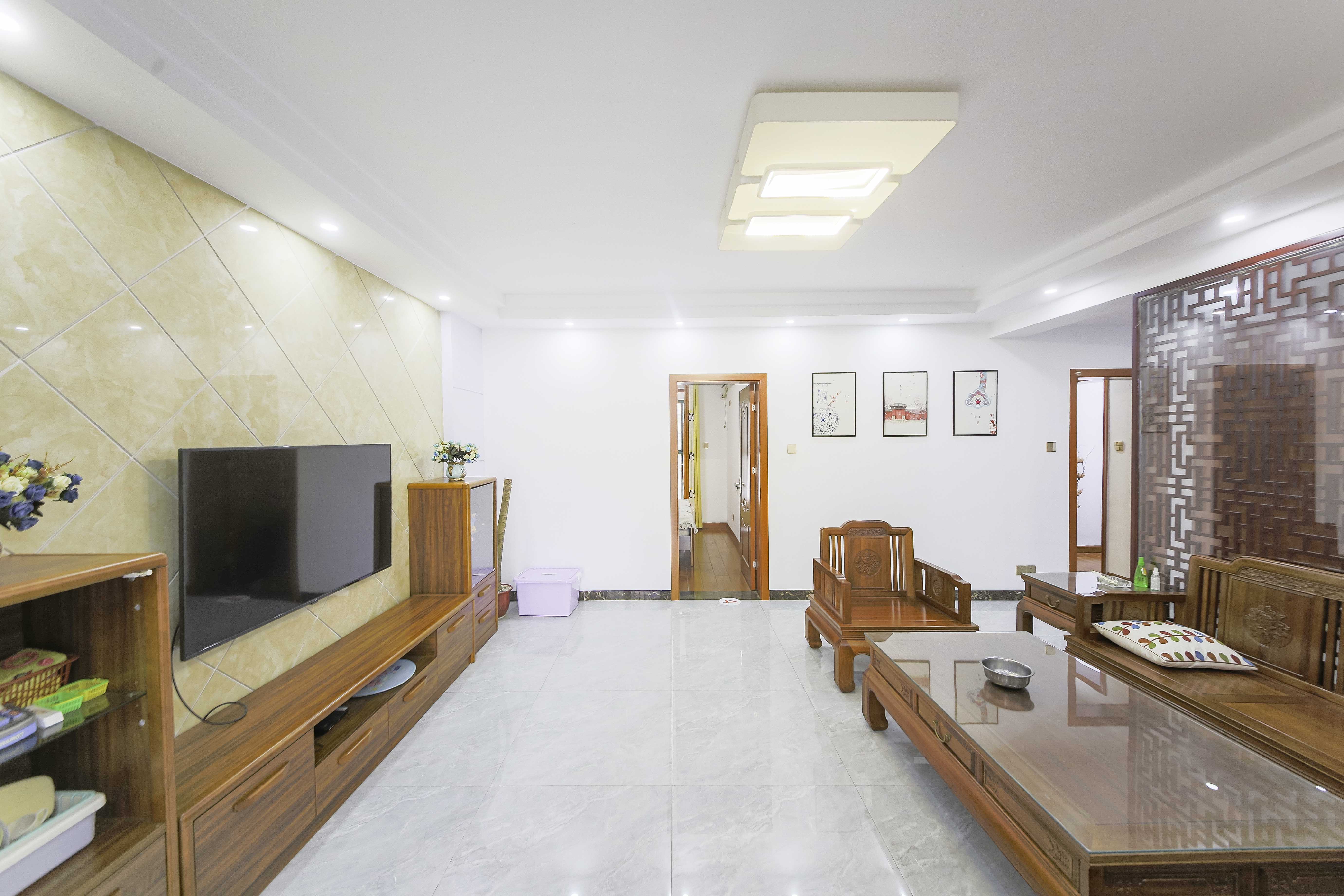 克拉美丽山庄(晟领国际) 4室2厅2卫 136.0万 克拉美丽山庄(晟领国际) 4室2厅2卫 136.0万客厅