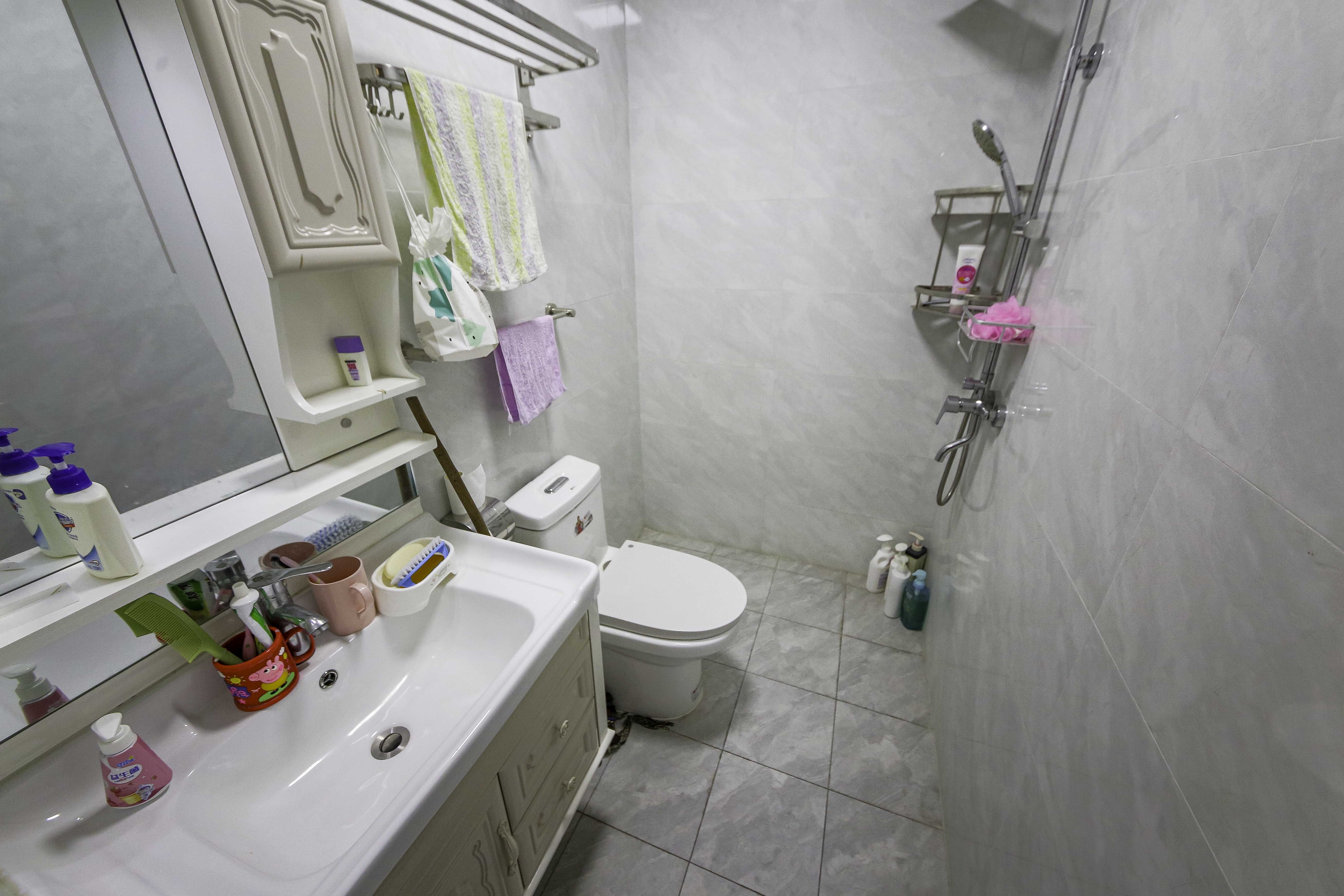 克拉美丽山庄(晟领国际) 4室2厅2卫 136.0万 克拉美丽山庄(晟领国际) 4室2厅2卫 136.0万卫生间