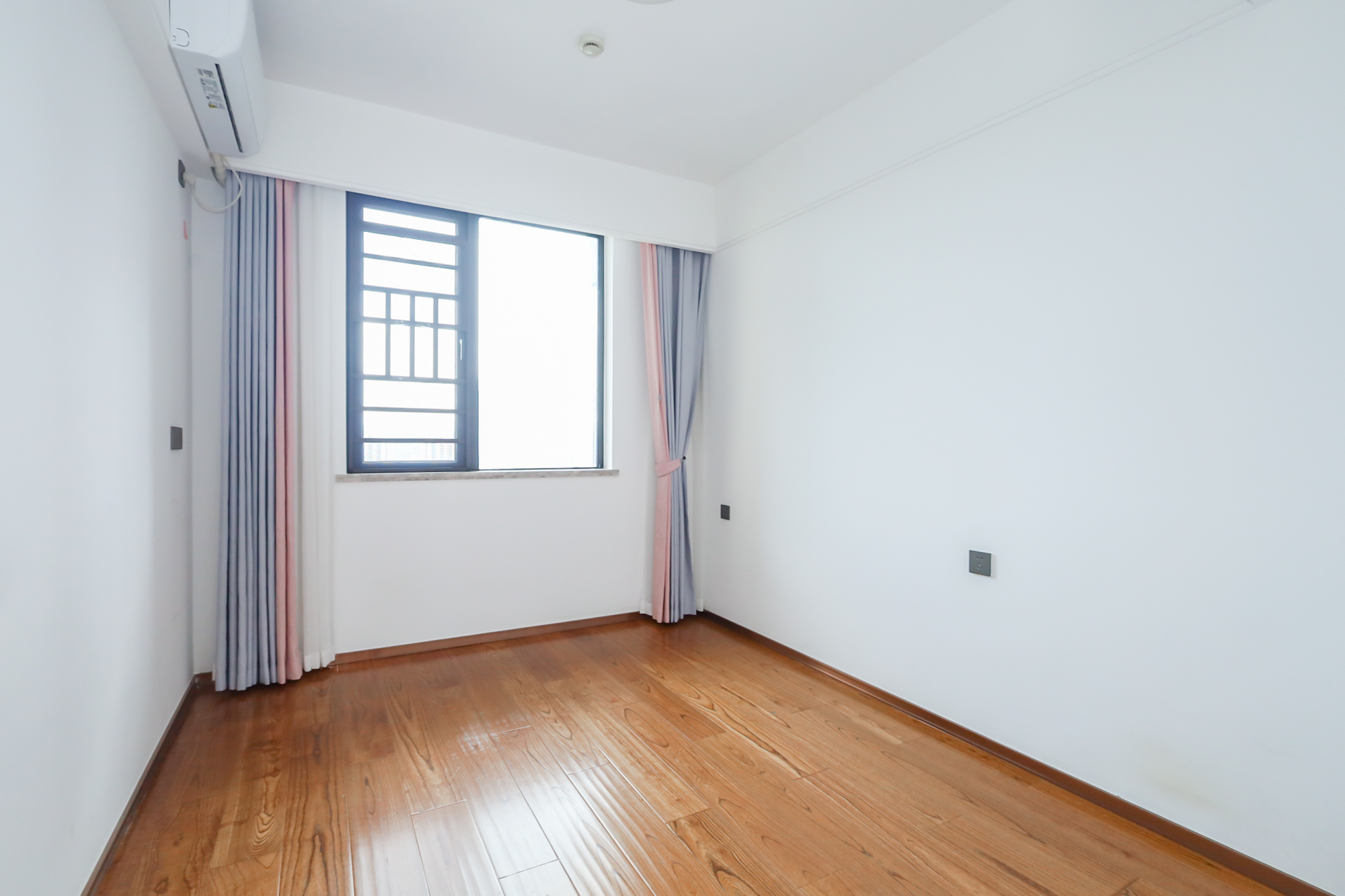 万科里金域滨江 4室2厅2卫 275.0万 万科里金域滨江 4室2厅2卫 275.0万卧室