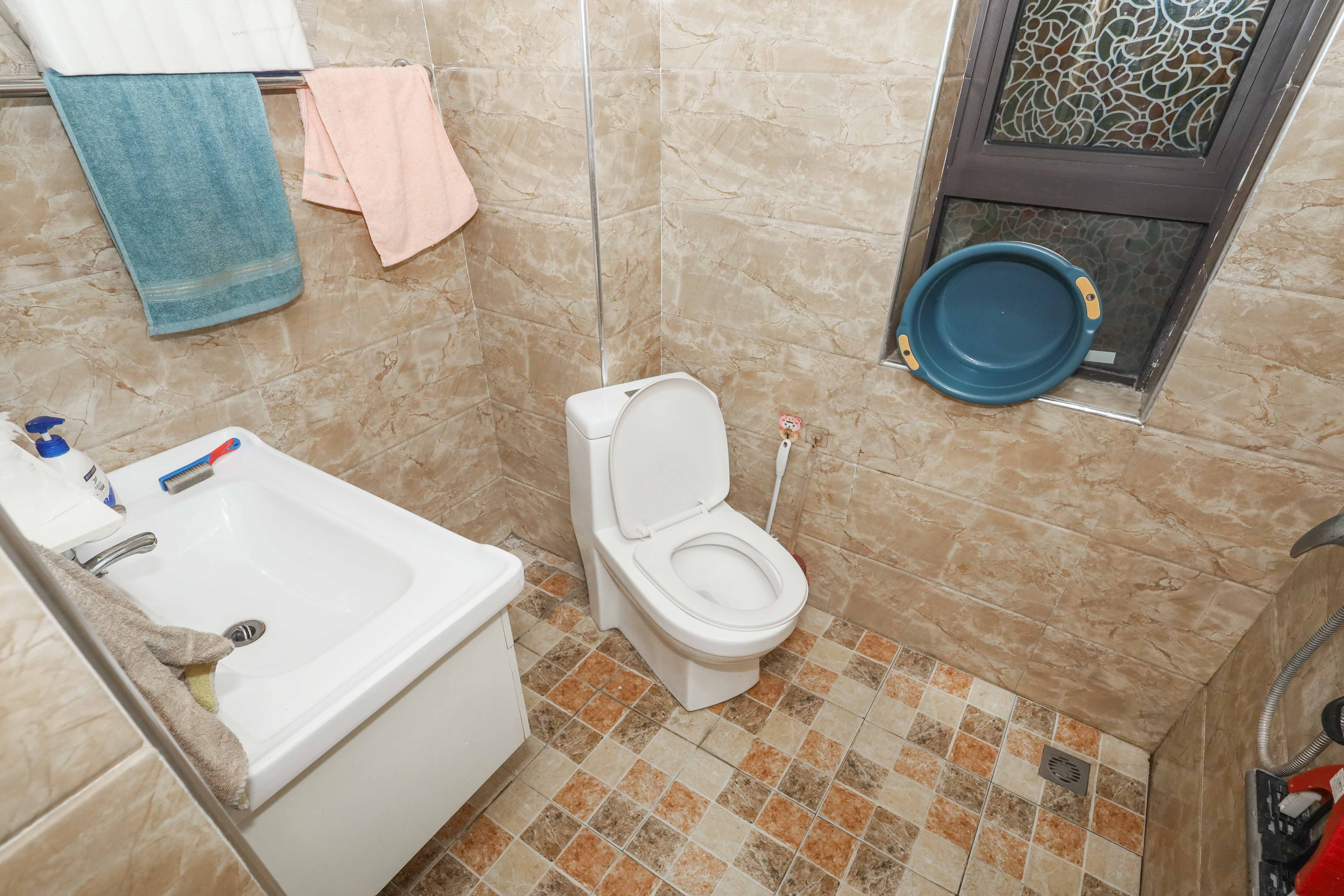 保利麓谷林语F区 3室2厅1卫 81.0万 保利麓谷林语F区 3室2厅1卫 81.0万卫生间