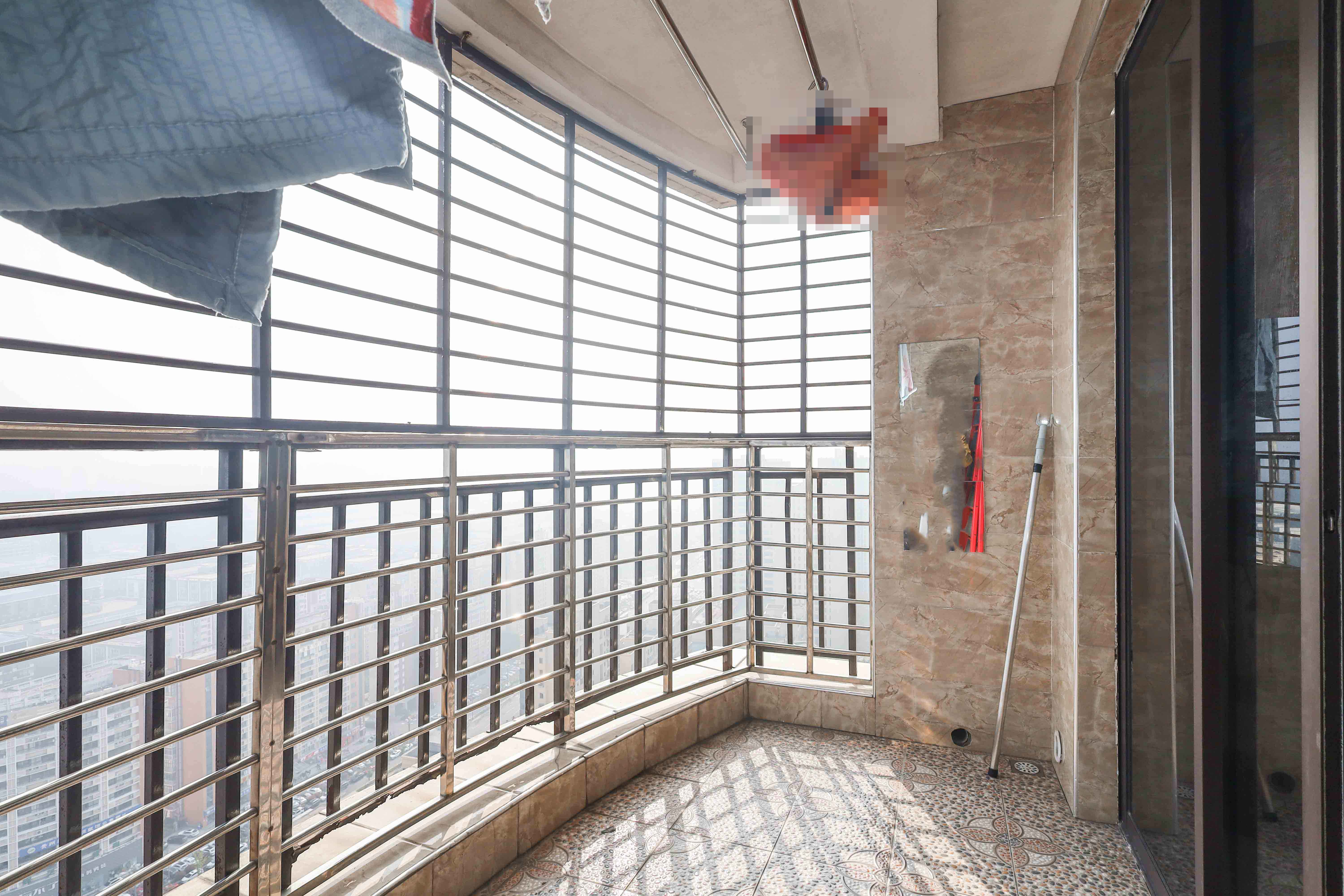 保利麓谷林语F区 3室2厅1卫 81.0万 保利麓谷林语F区 3室2厅1卫 81.0万阳台