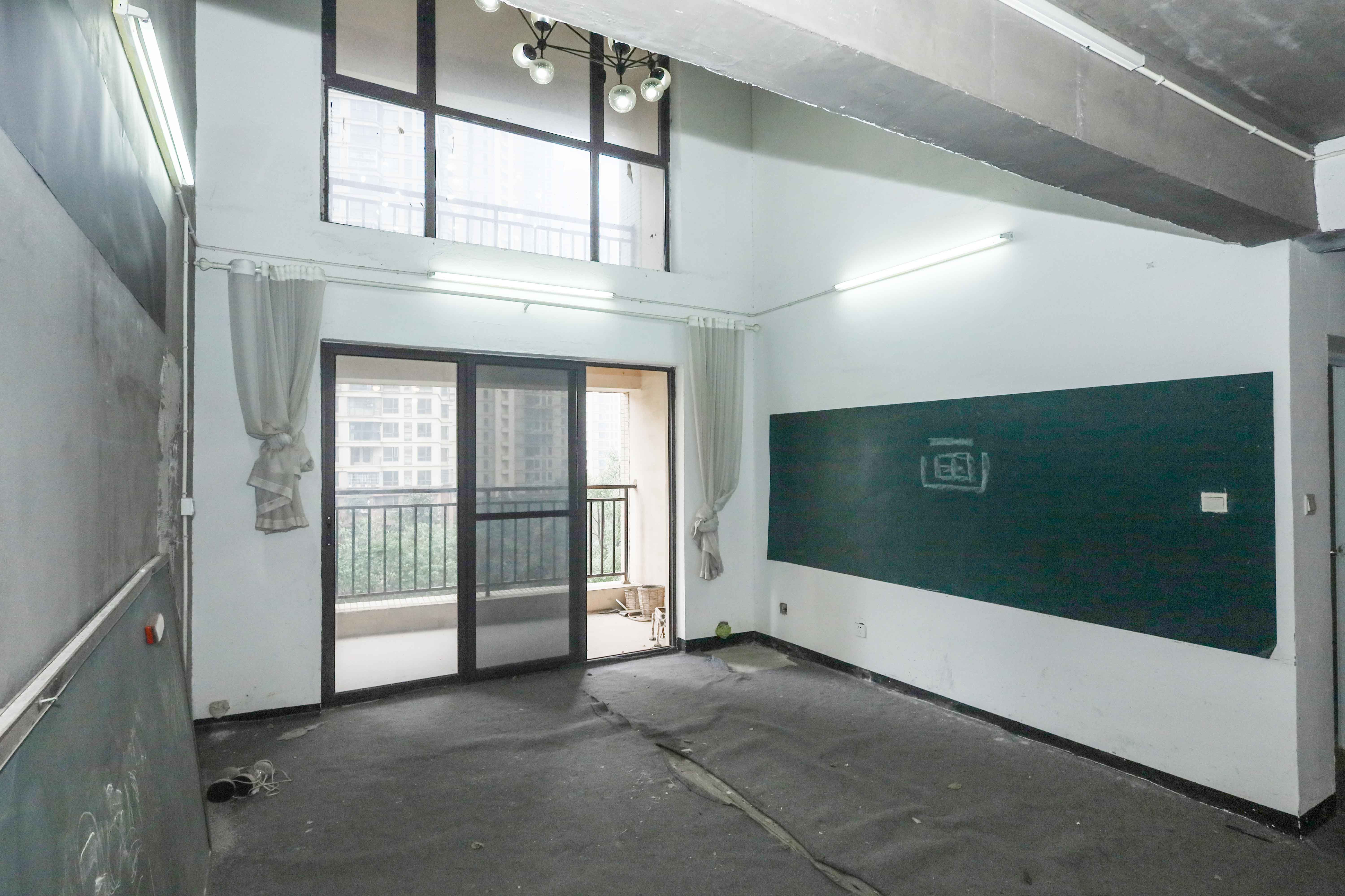 保利麓谷林语D区  4室2厅2卫   150.00万客厅