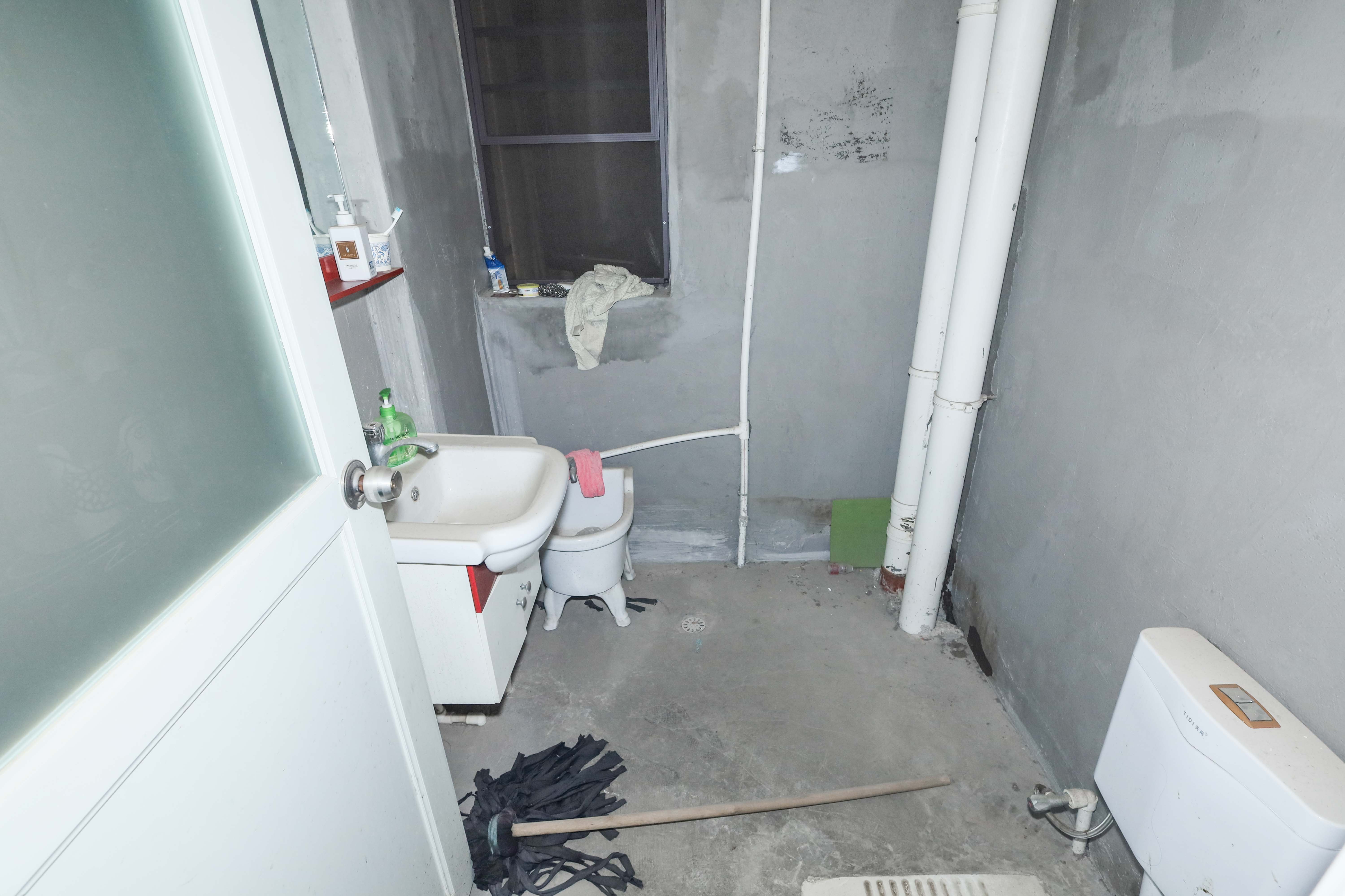 保利麓谷林语D区  4室2厅2卫   150.00万卫生间