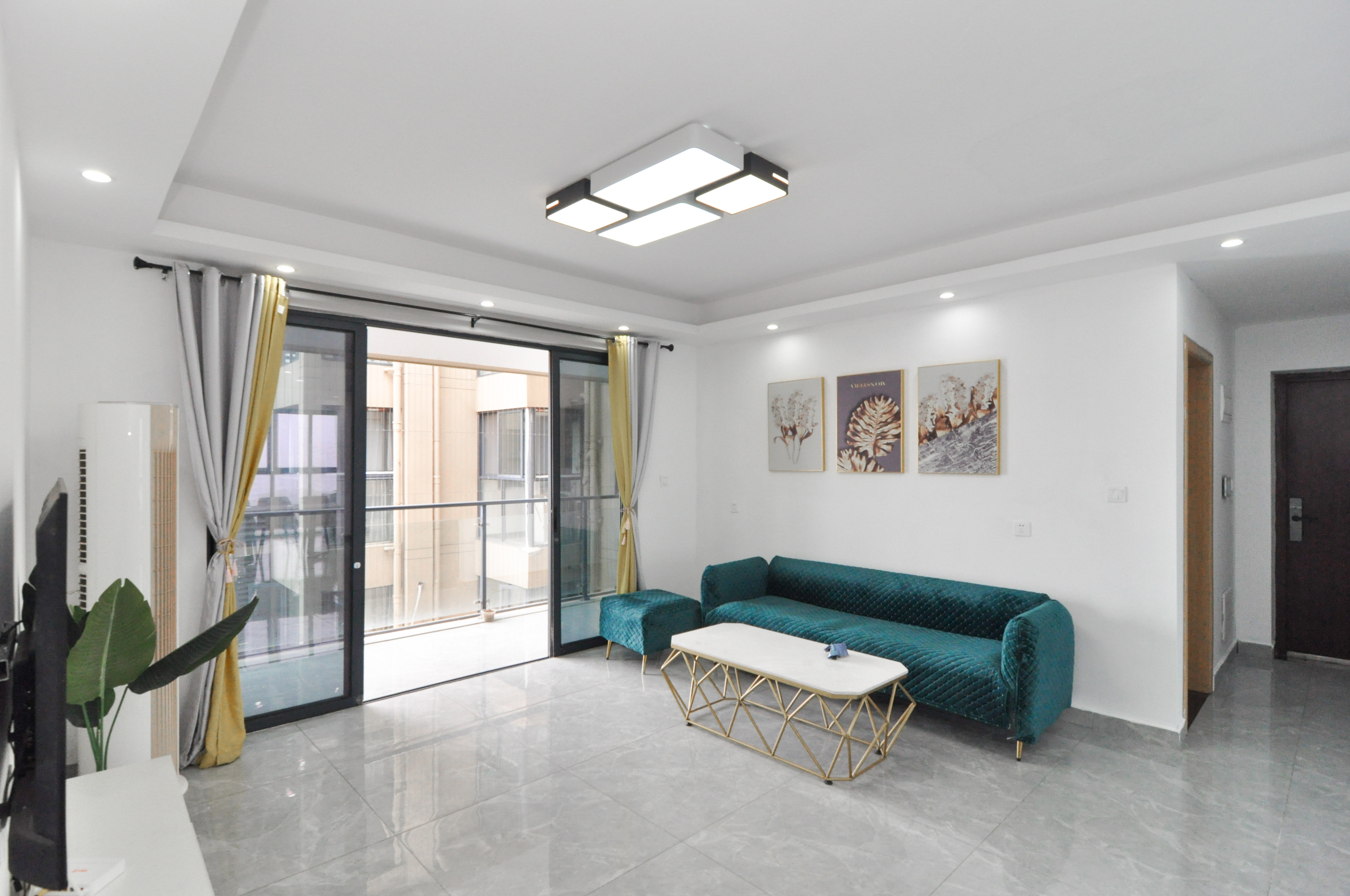 中建梅溪湖中心  4室2厅2卫    168.0万客厅