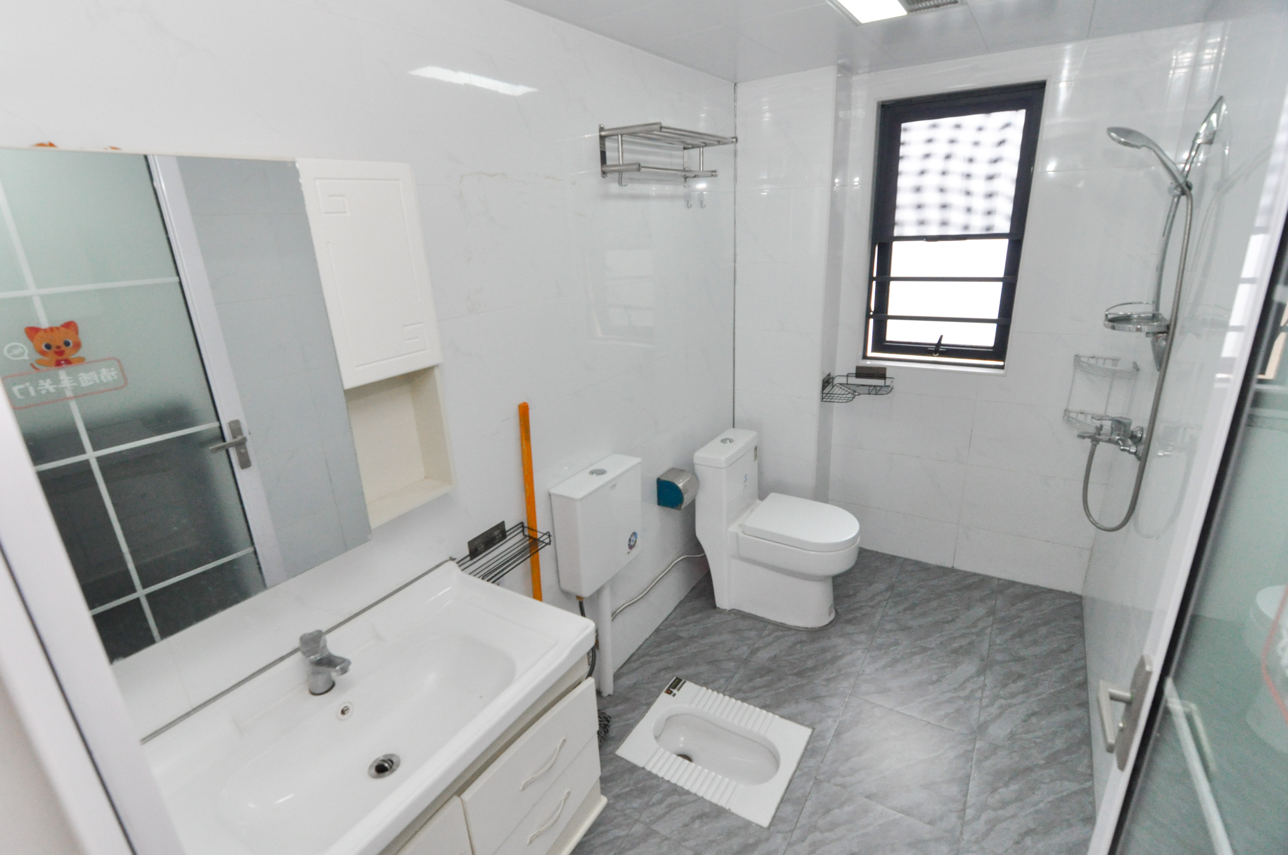 中建梅溪湖中心  4室2厅2卫    168.0万卫生间