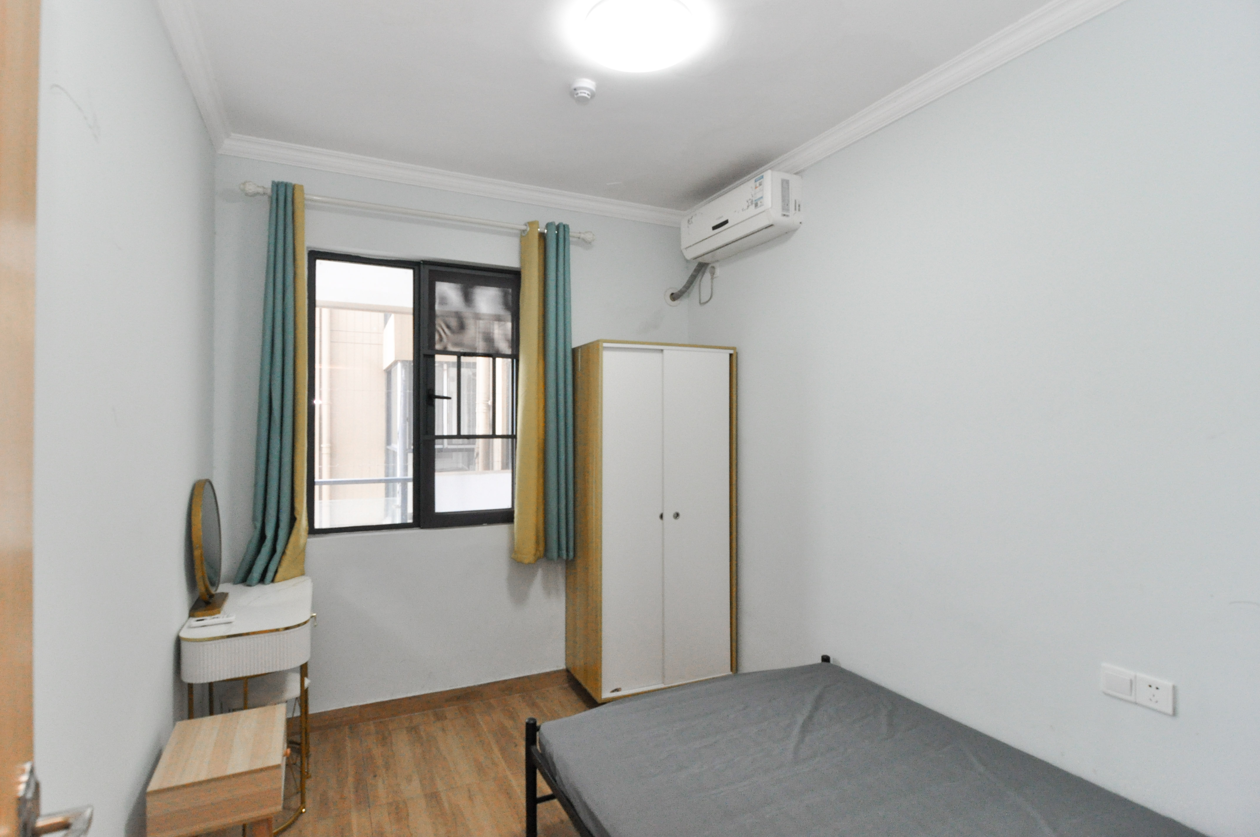 中建梅溪湖中心  4室2厅2卫    168.0万卧室