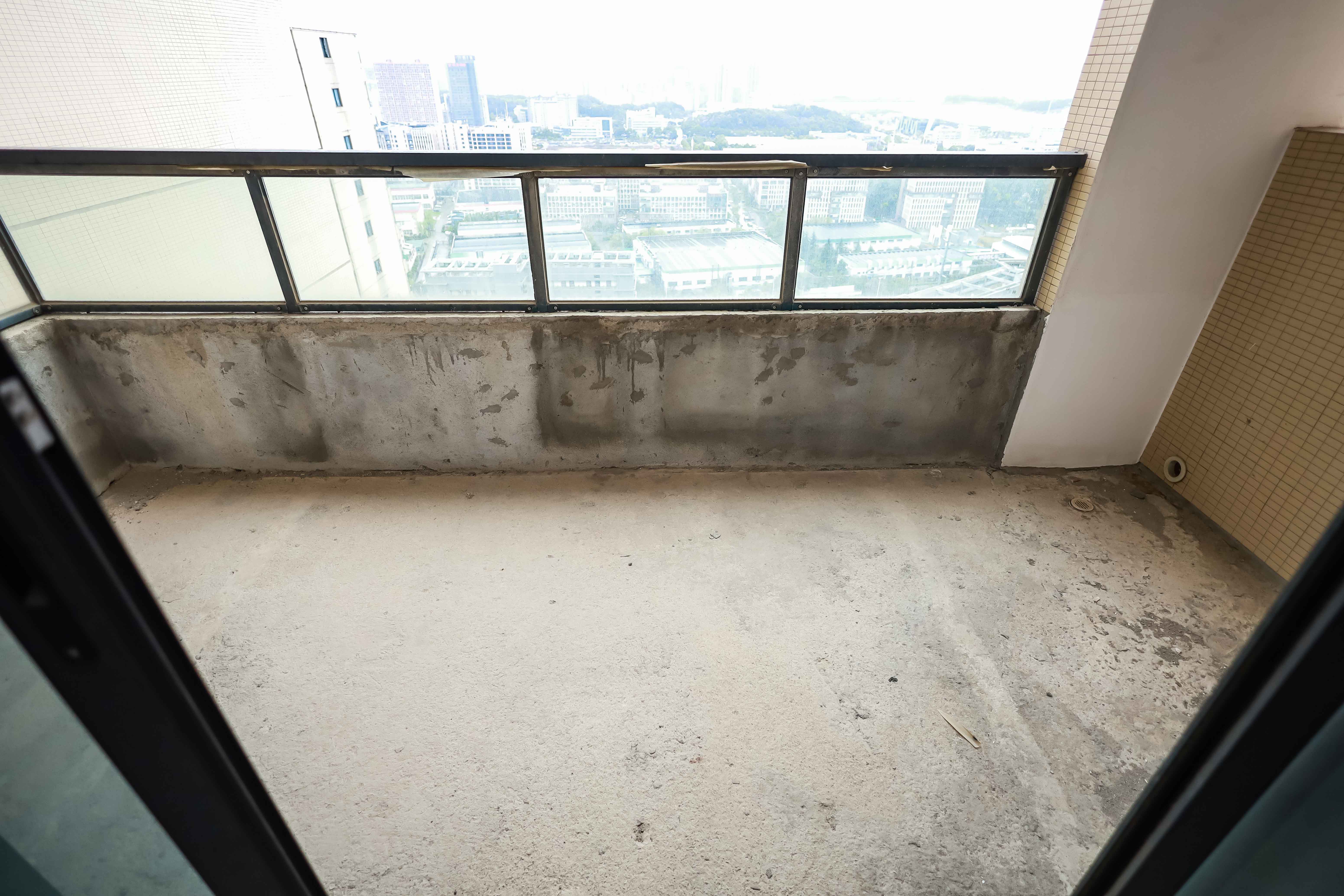 长房云时代  4室2厅2卫   155.00万阳台