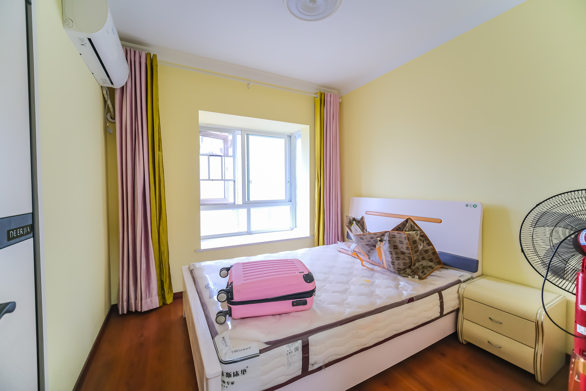 荣盛花语城 3室2厅1卫 76.0万 荣盛花语城 3室2厅1卫 76.0万卧室