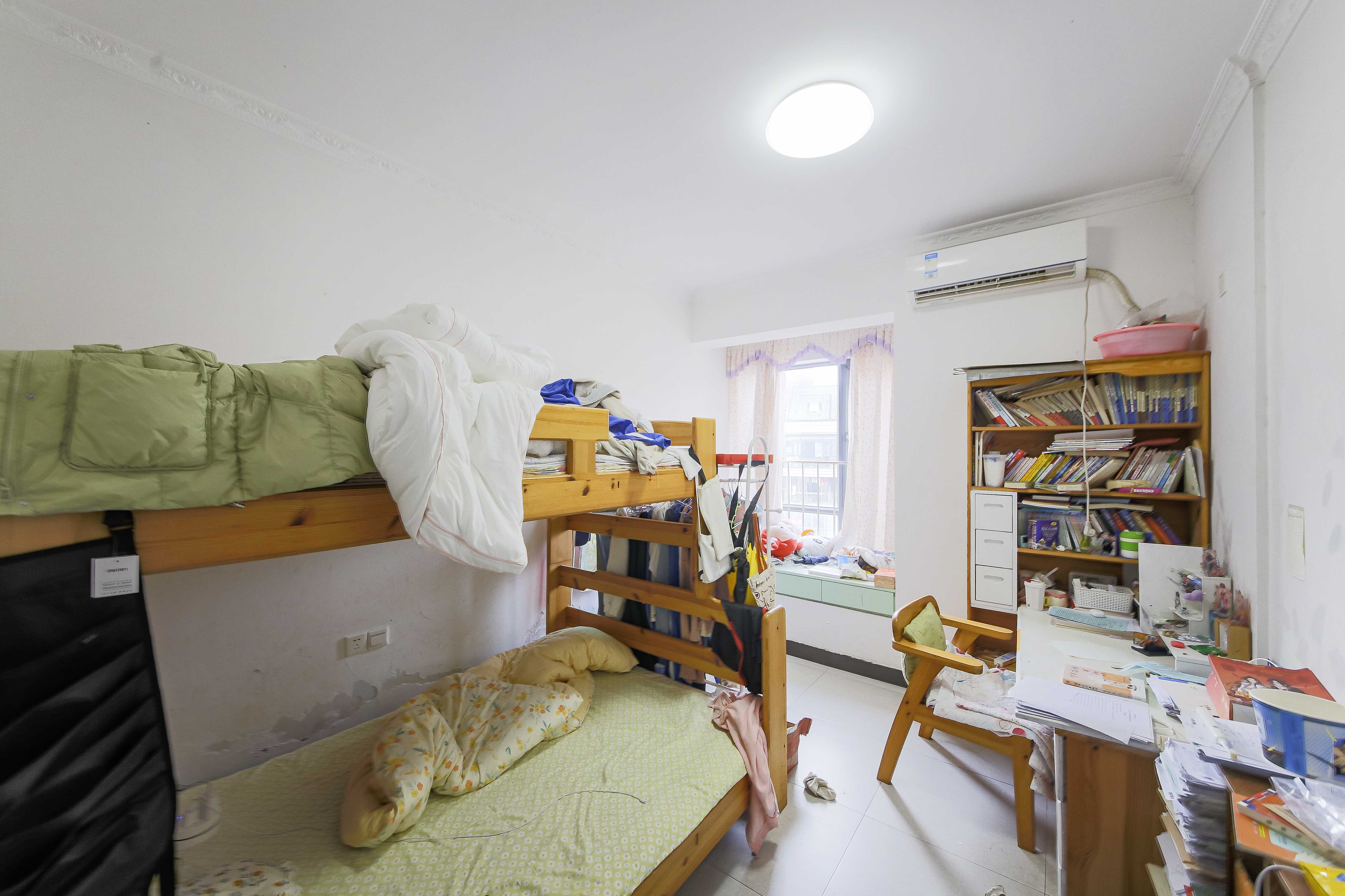 奥林匹克花园  3室2厅2卫   135.00万卧室