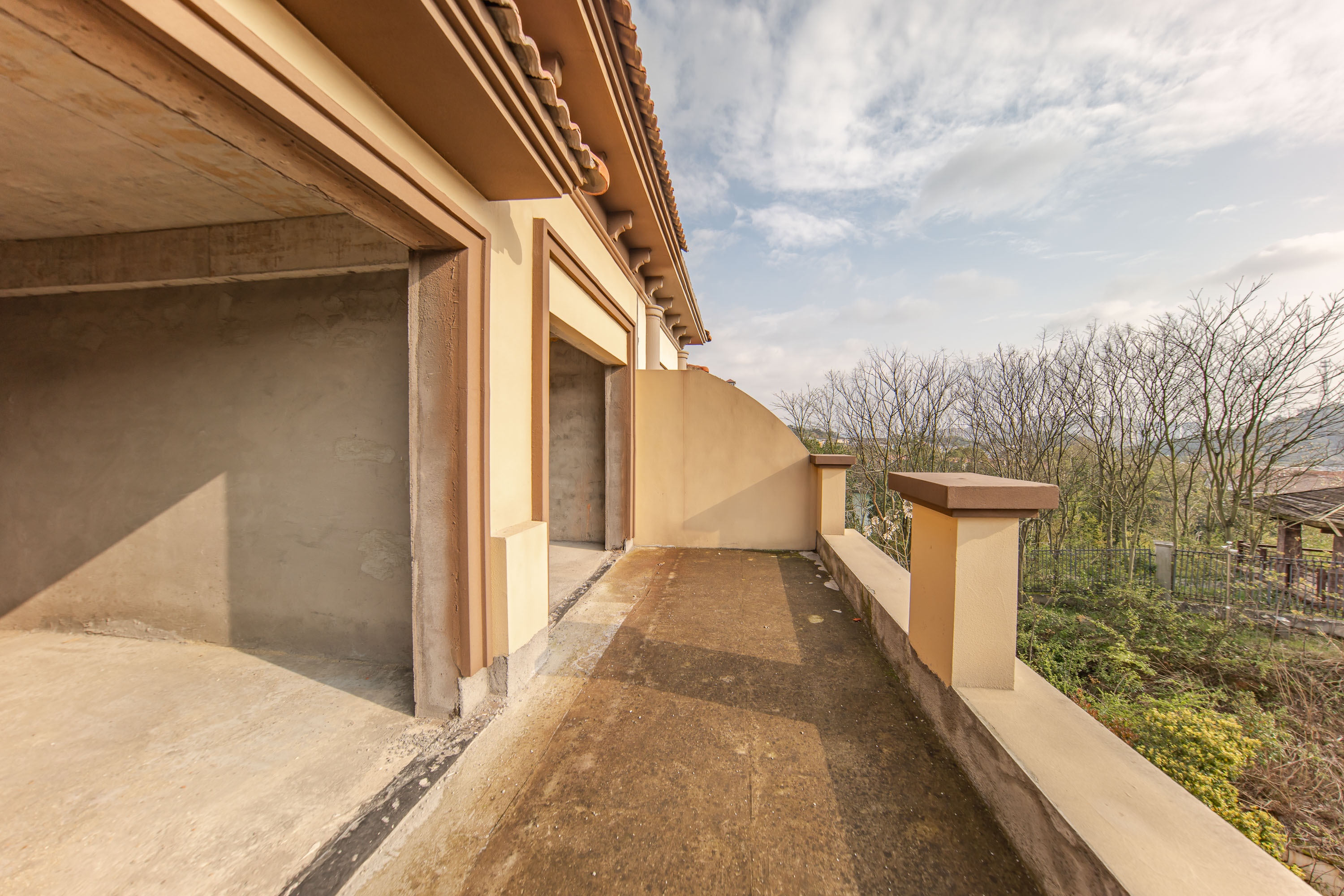 卓越麓山别墅(麓山峰境产权麓山花苑)  5室2厅4卫    410.0万 卓越麓山别墅(麓山峰境产权麓山花苑)  5室2厅4卫    410.0万阳台