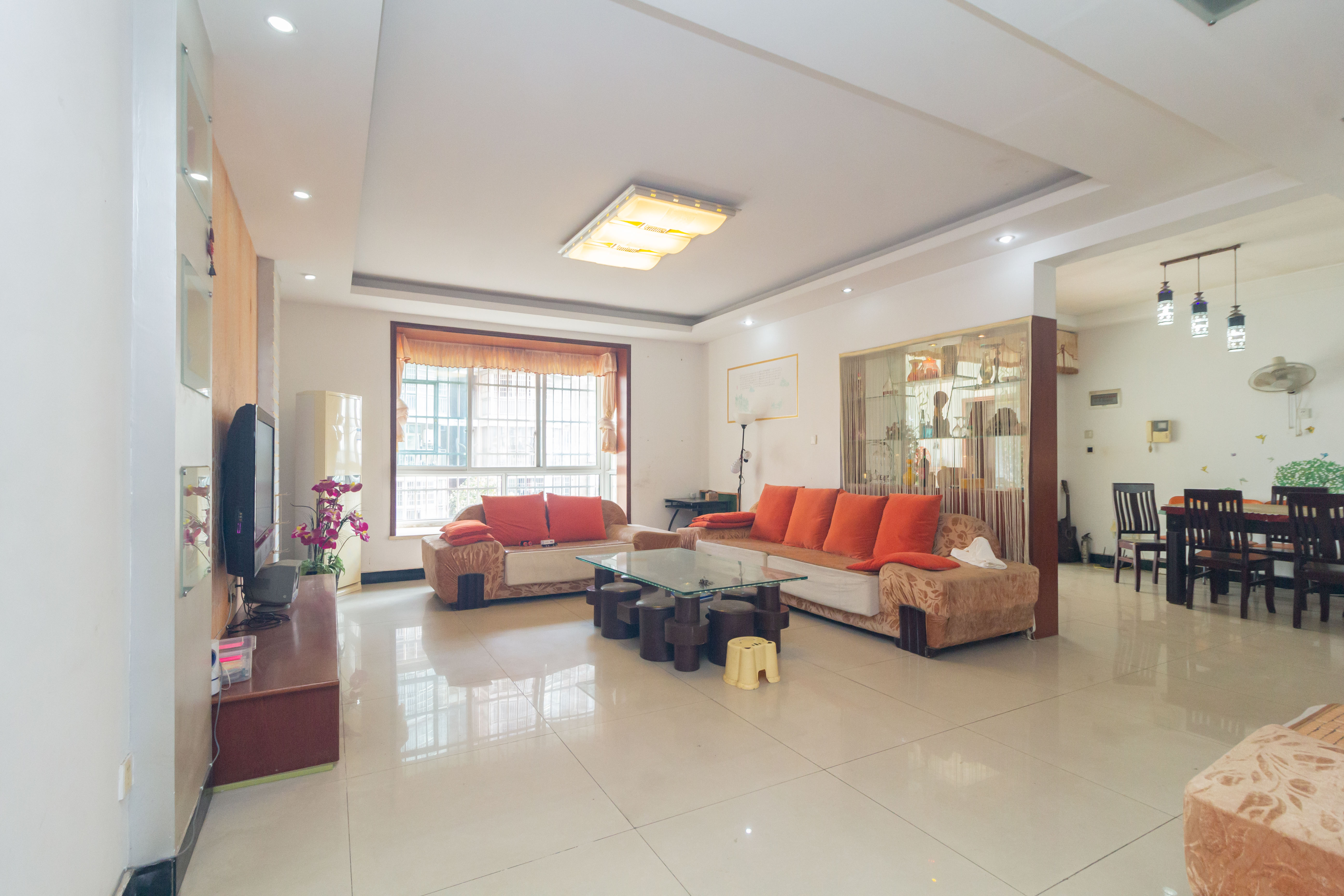 星城国际  4室2厅2卫    55.8万客厅