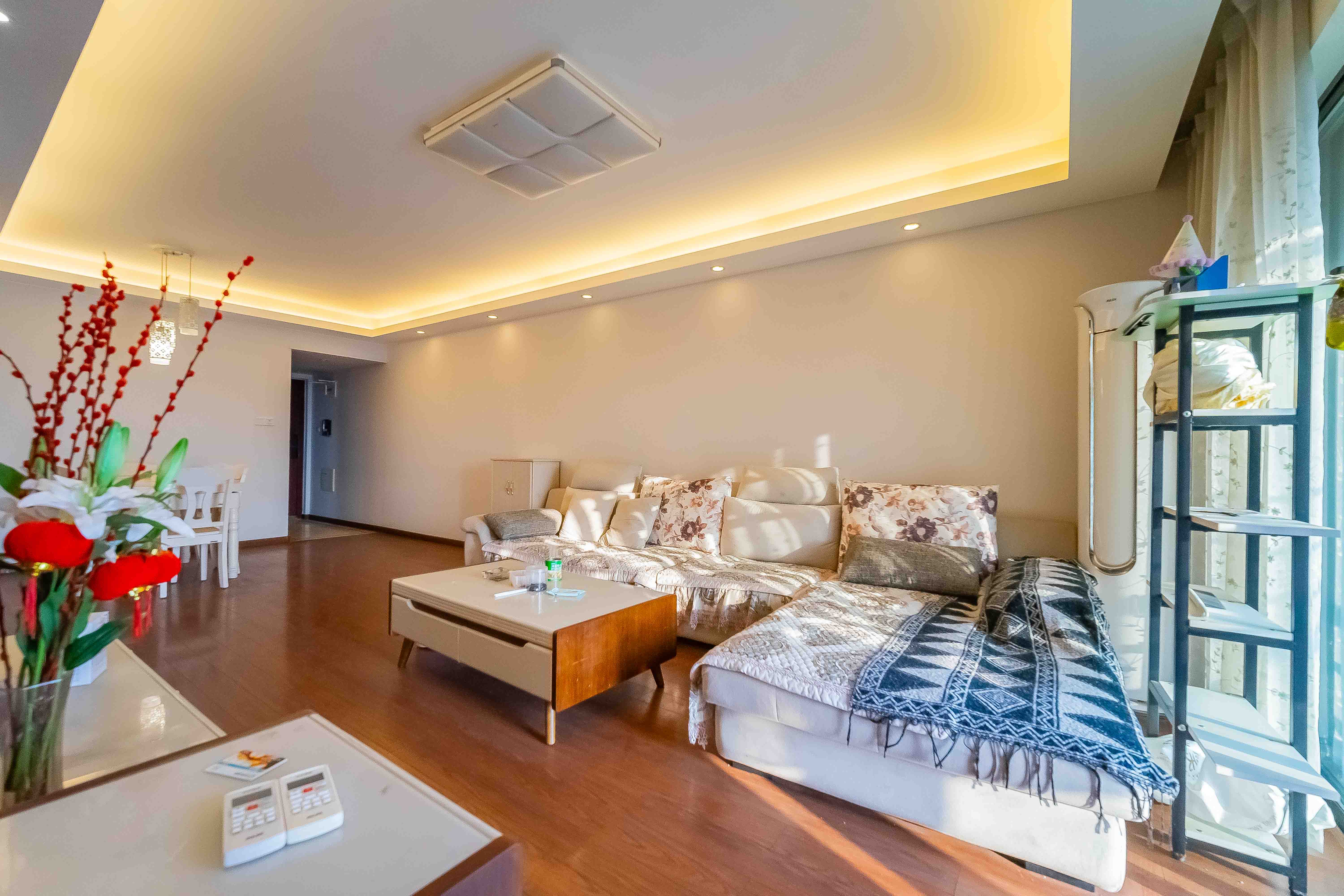 万科金域华府三四期  3室2厅1卫    122.0万客厅