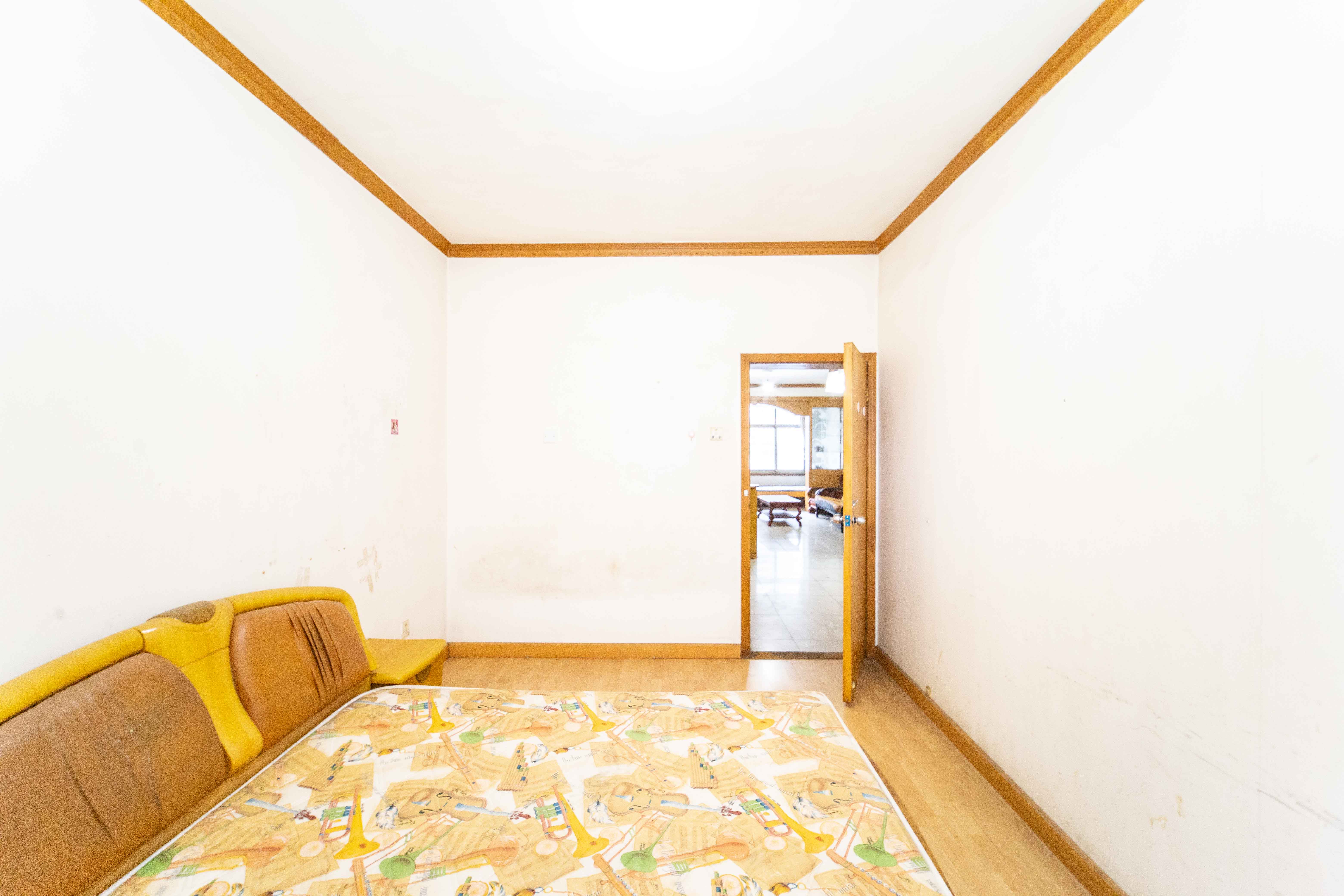 安泰新村  3室1厅1卫   52.00万卧室