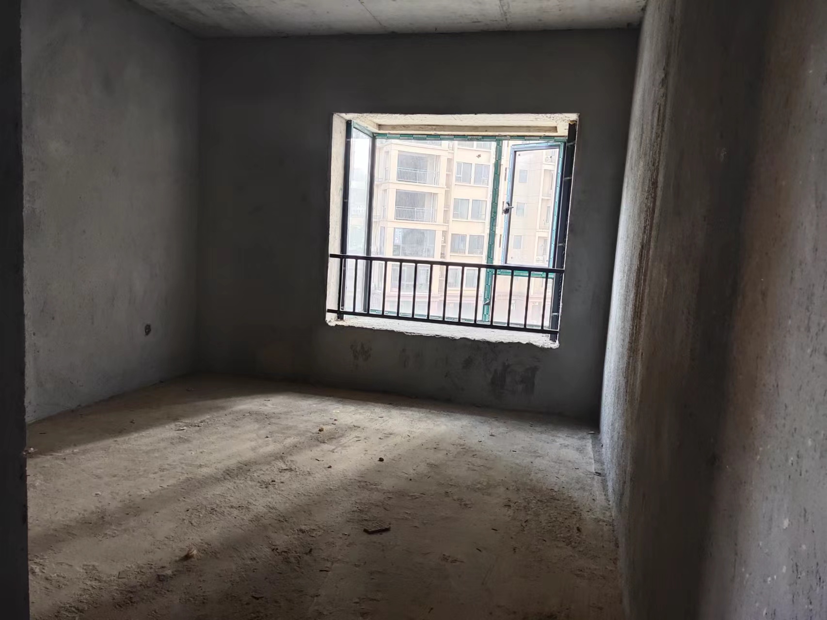 阳光时代  5室2厅2卫   120.00万客厅