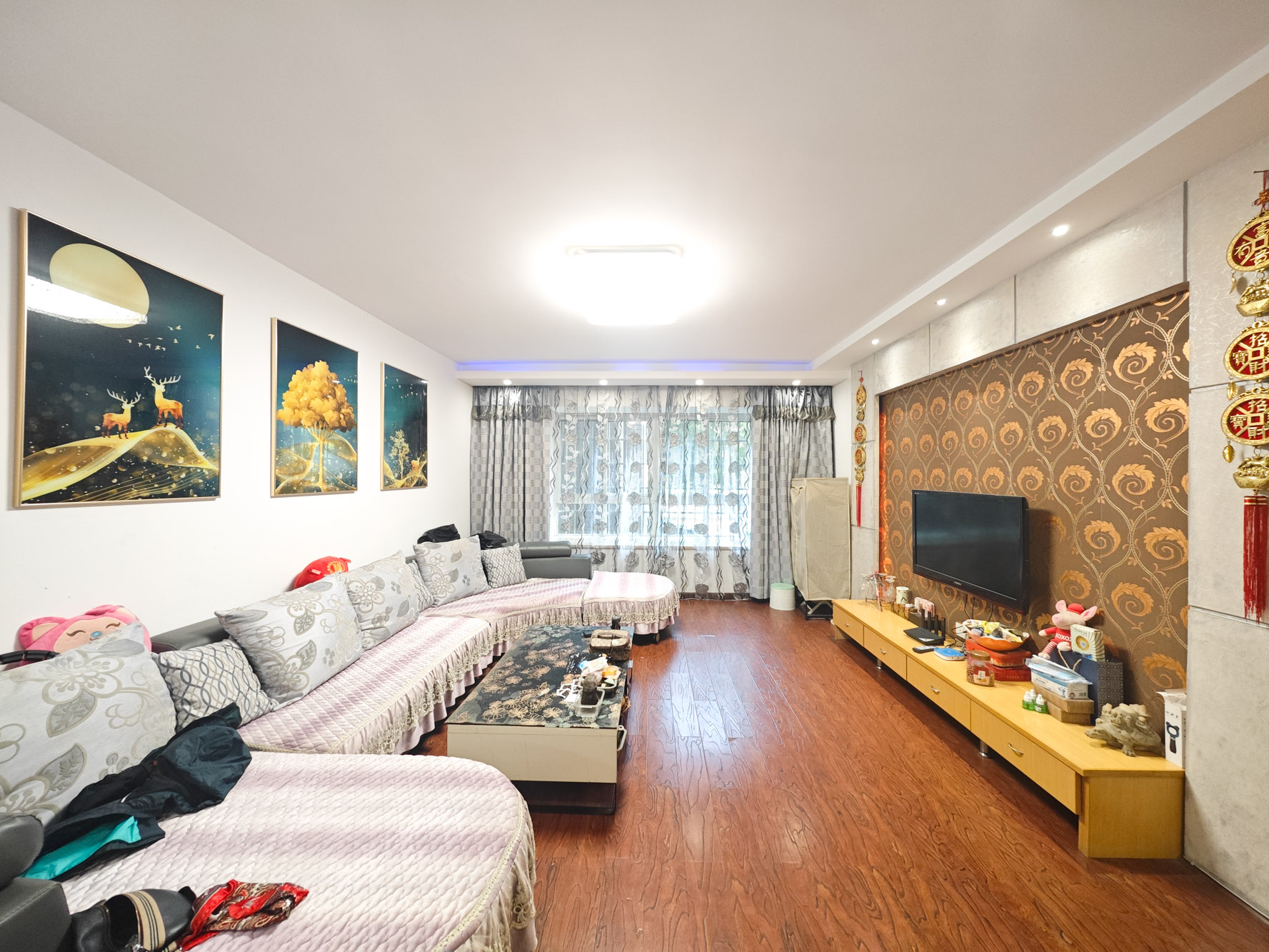 嘉盛华庭(一期、二期、三期) 3室2厅2卫 83.0万 嘉盛华庭(一期、二期、三期) 3室2厅2卫 83.0万客厅