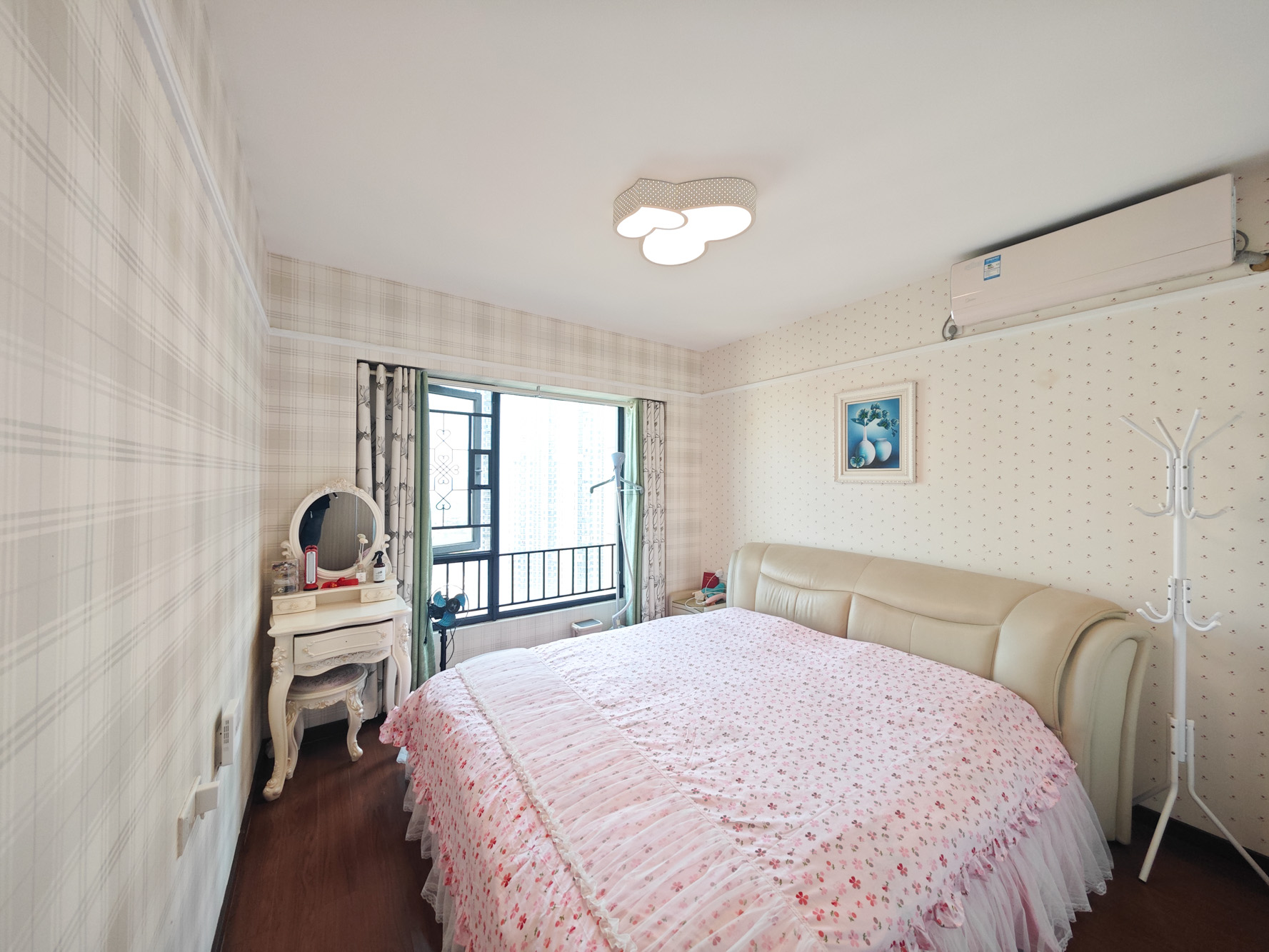 万科魅力之城非凡里 3室2厅1卫 98.0万 万科魅力之城非凡里 3室2厅1卫 98.0万卧室