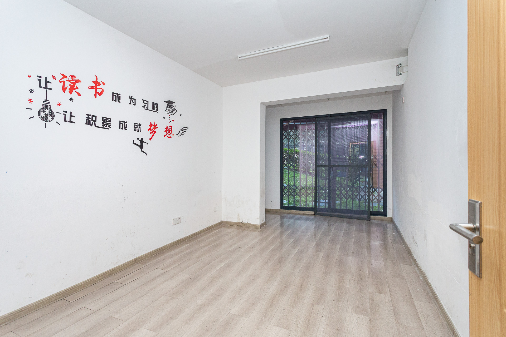 珠江东方明珠（新地东方明珠）三期  5室2厅2卫   85.80万卧室