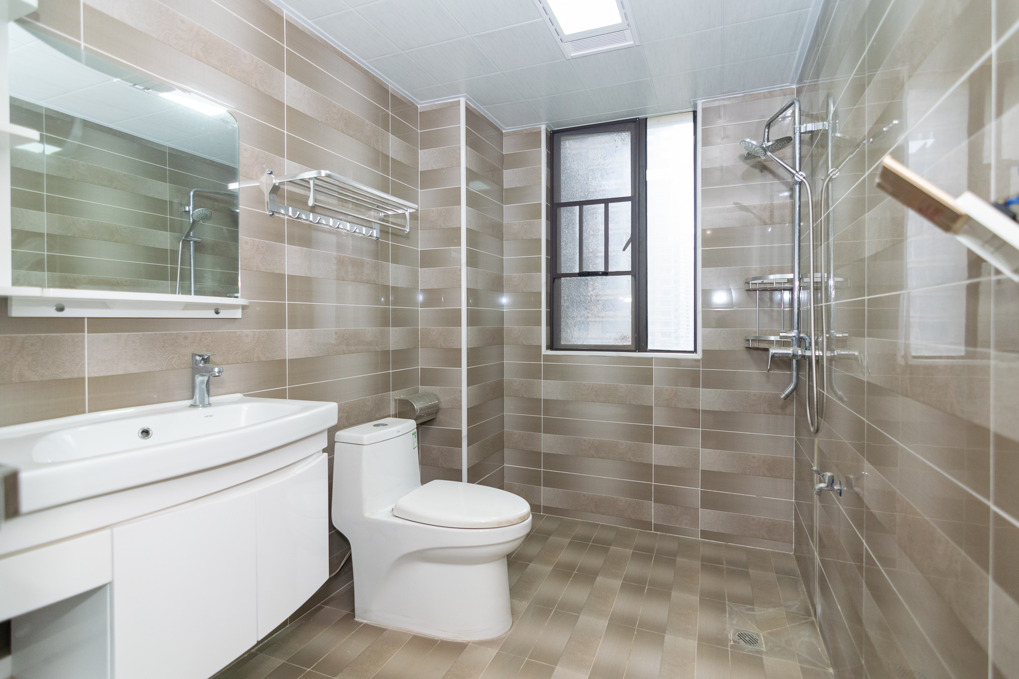 润和长郡(润和紫郡二三期) 4室2厅2卫 125.0万 润和长郡(润和紫郡二三期) 4室2厅2卫 125.0万卫生间