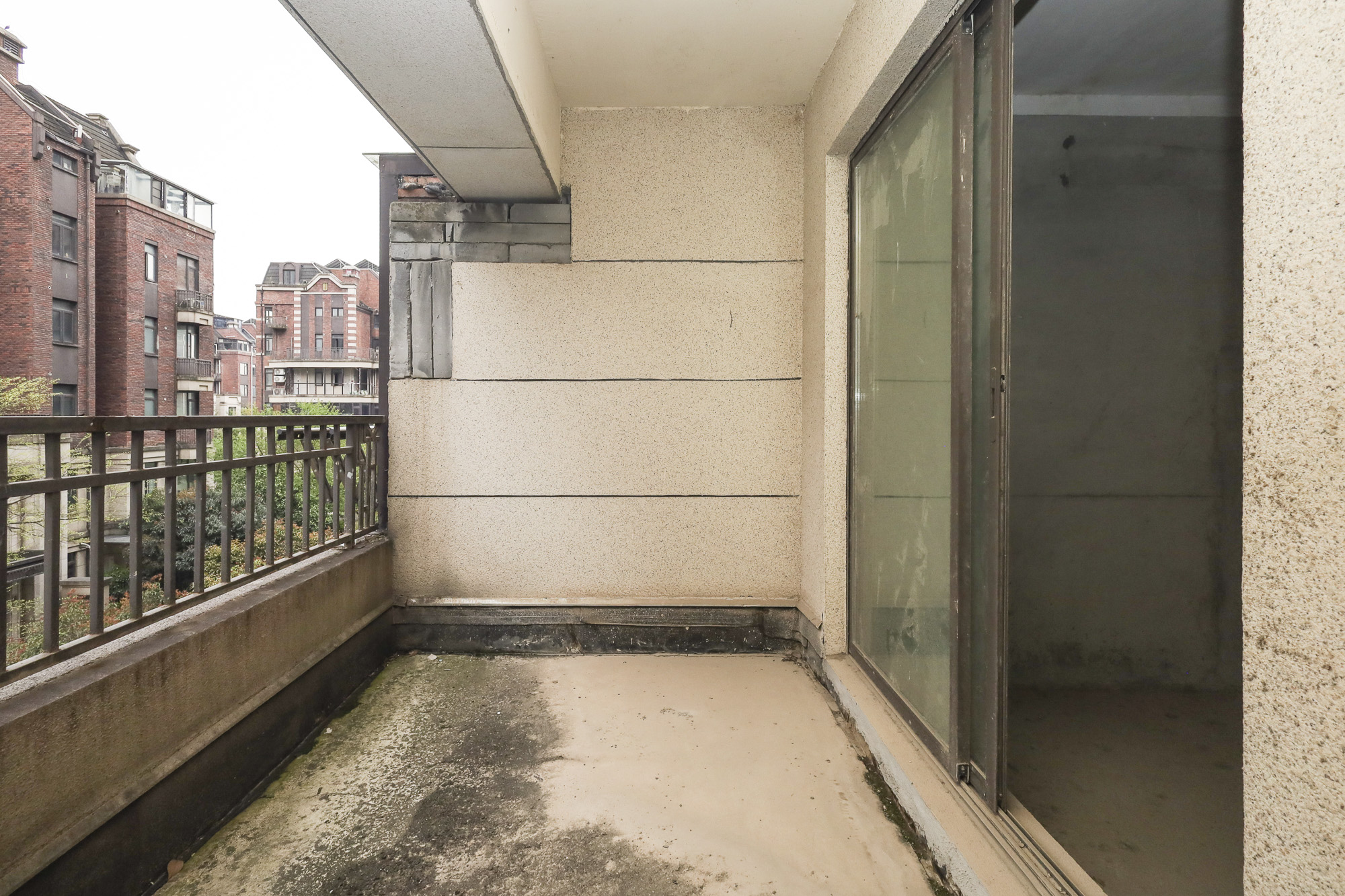 绿地海外滩一期  4室2厅4卫   150.00万阳台