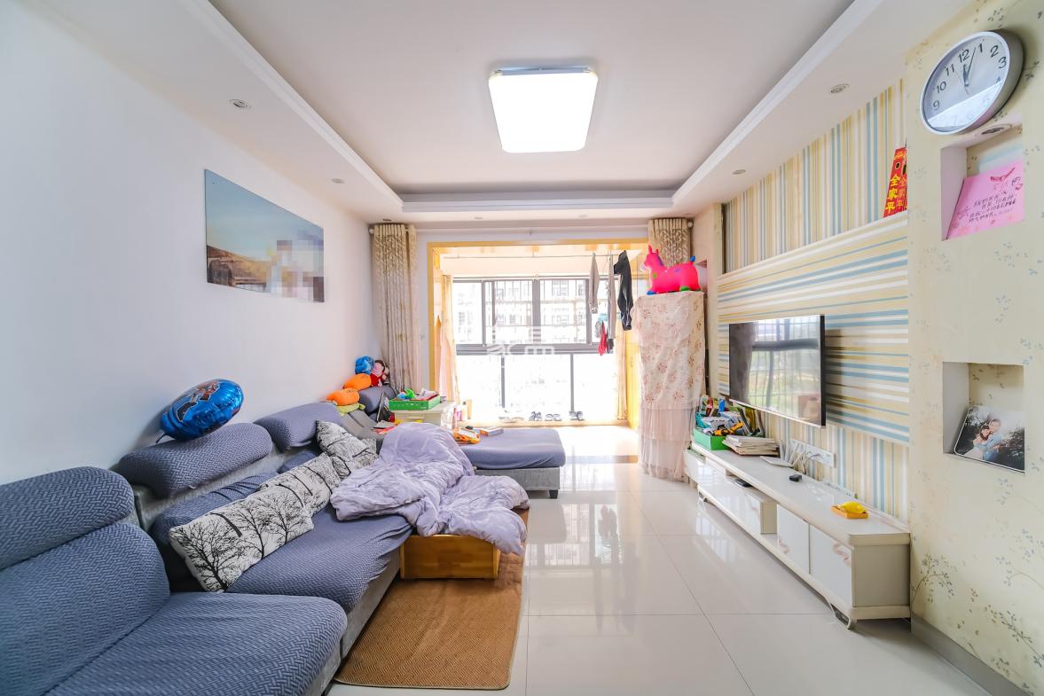 花样年华  3室2厅1卫    64.5万 花样年华  3室2厅1卫    64.5万客厅