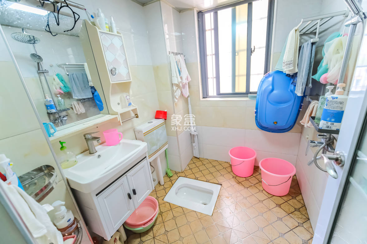 花样年华  3室2厅1卫    64.5万 花样年华  3室2厅1卫    64.5万卫生间