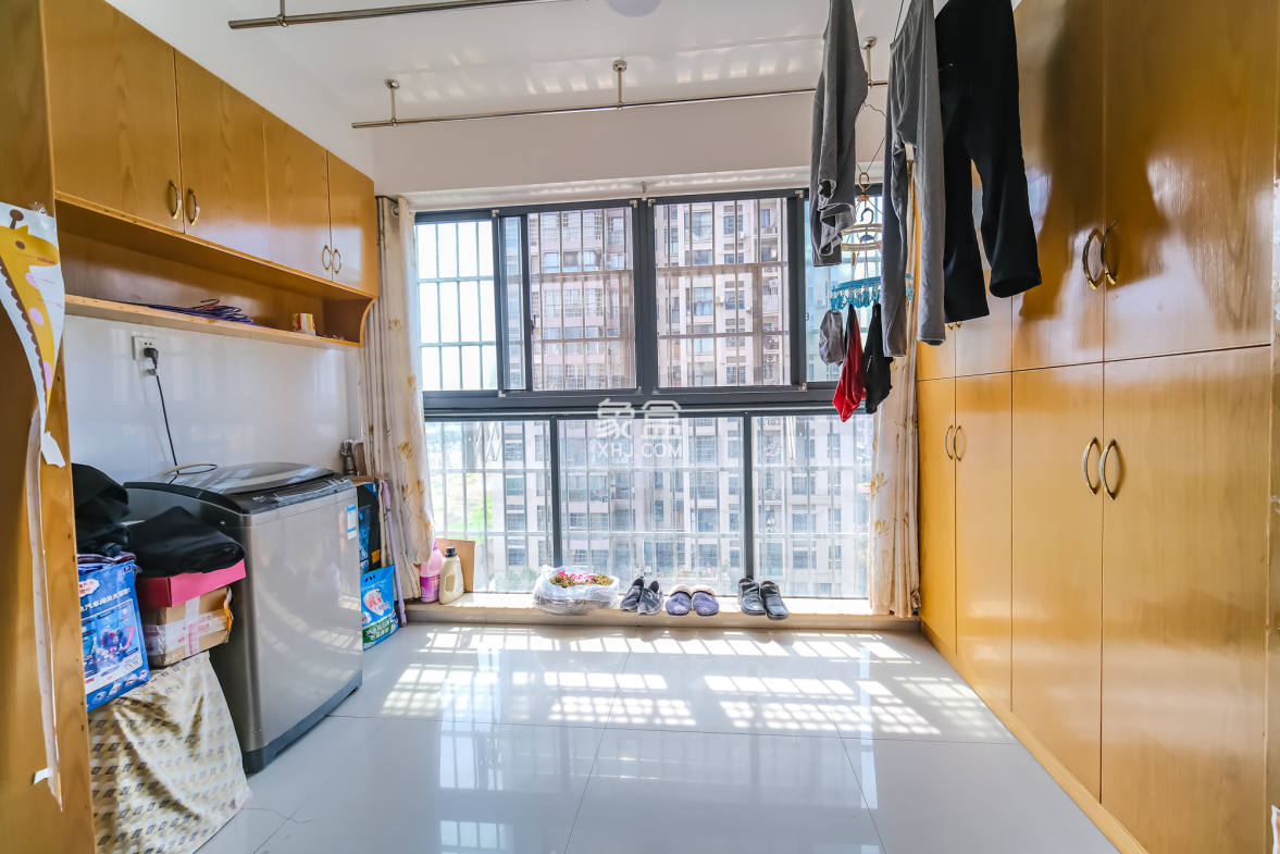 花样年华  3室2厅1卫    64.5万 花样年华  3室2厅1卫    64.5万阳台