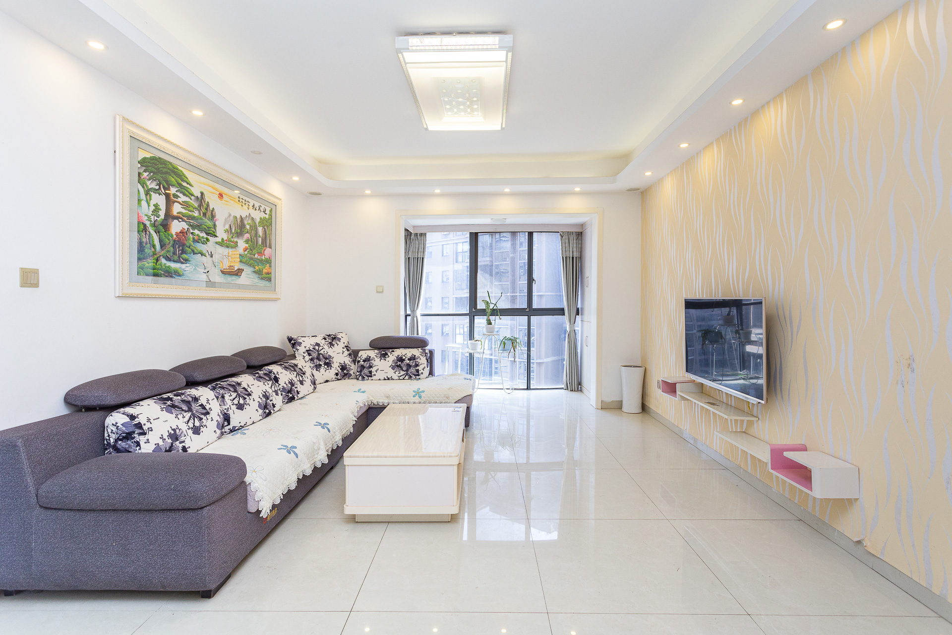 名家翡翠花园 5室2厅1卫 124.6万 名家翡翠花园 5室2厅1卫 124.6万客厅