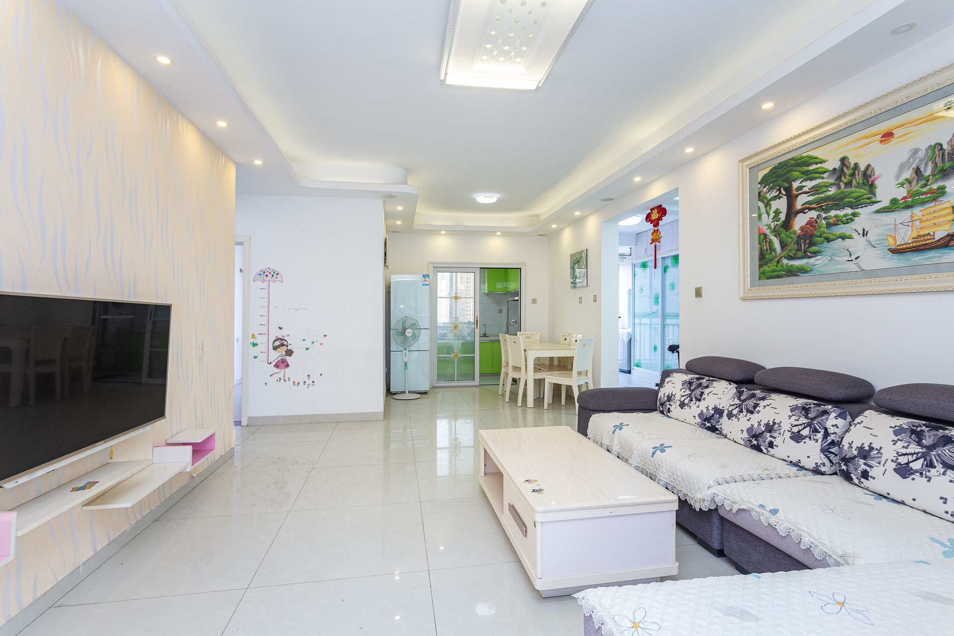 名家翡翠花园  5室2厅1卫    124.6万客厅