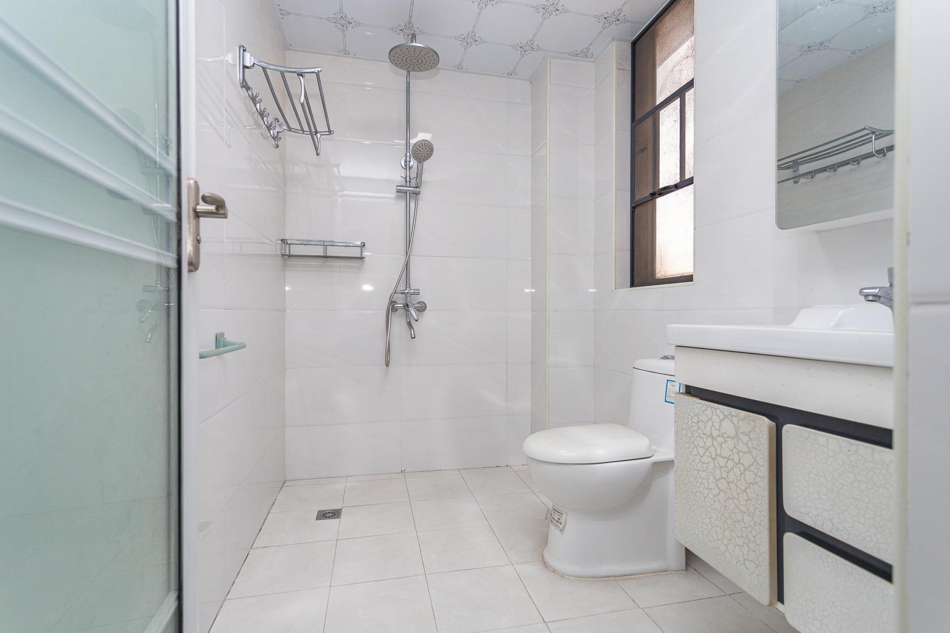 名家翡翠花园  5室2厅1卫    124.6万卫生间