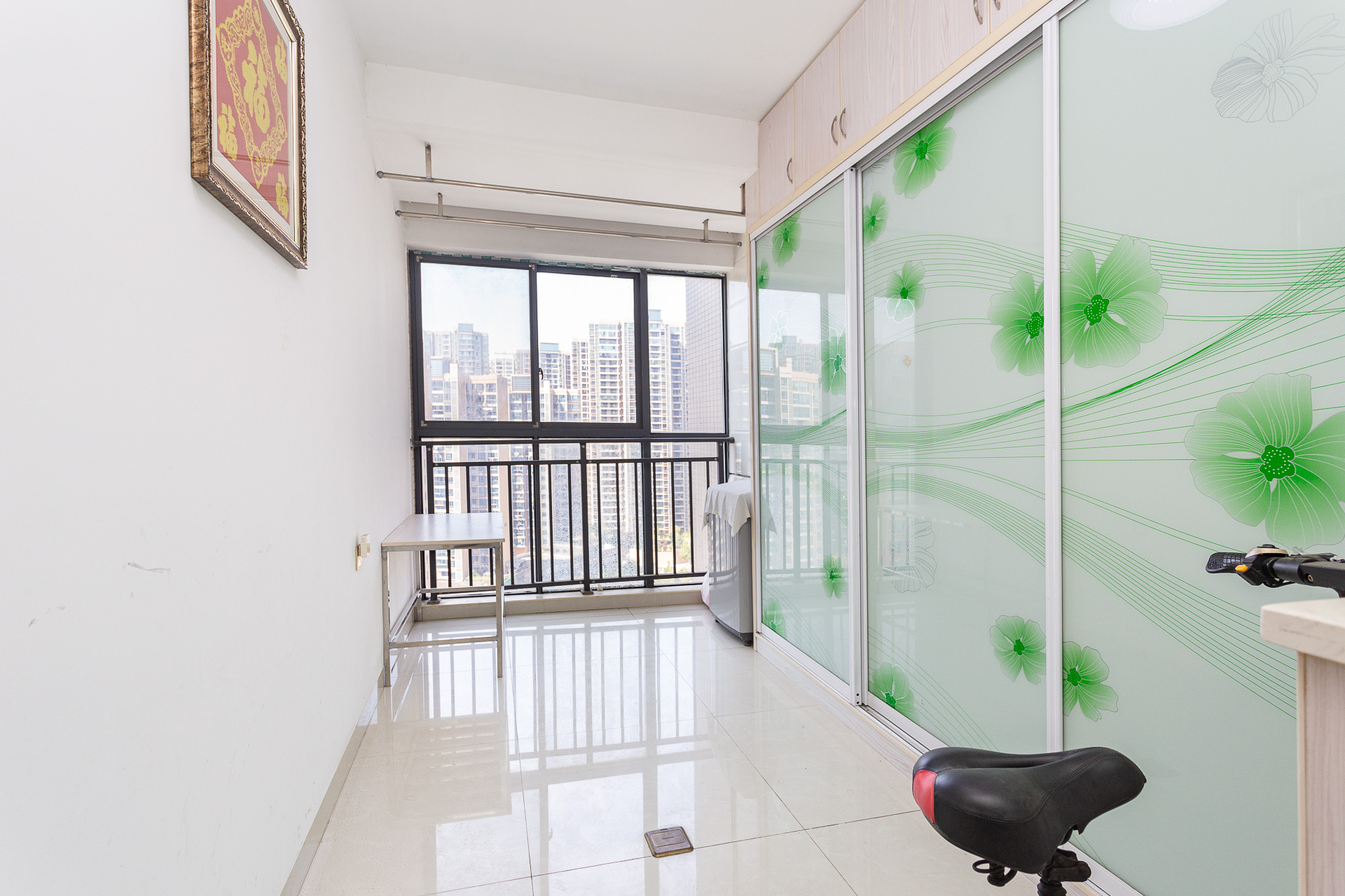 名家翡翠花园  5室2厅1卫    124.6万卧室