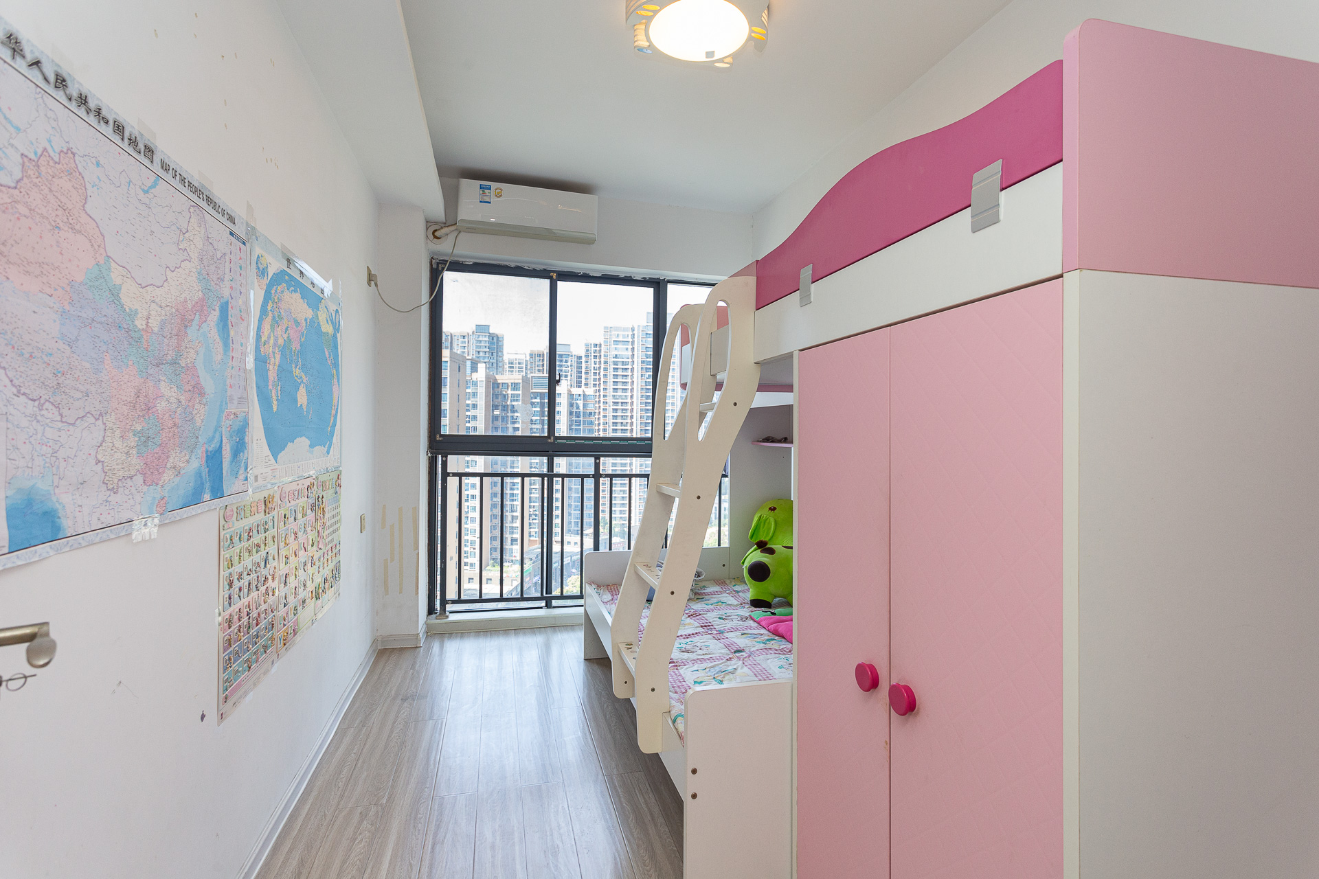 名家翡翠花园 5室2厅1卫 124.6万 名家翡翠花园 5室2厅1卫 124.6万卧室