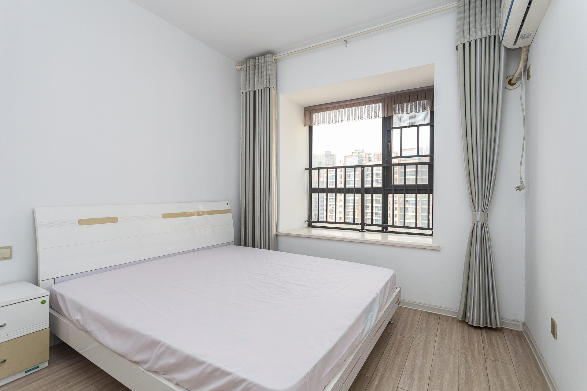 名家翡翠花园  5室2厅1卫    124.6万卧室