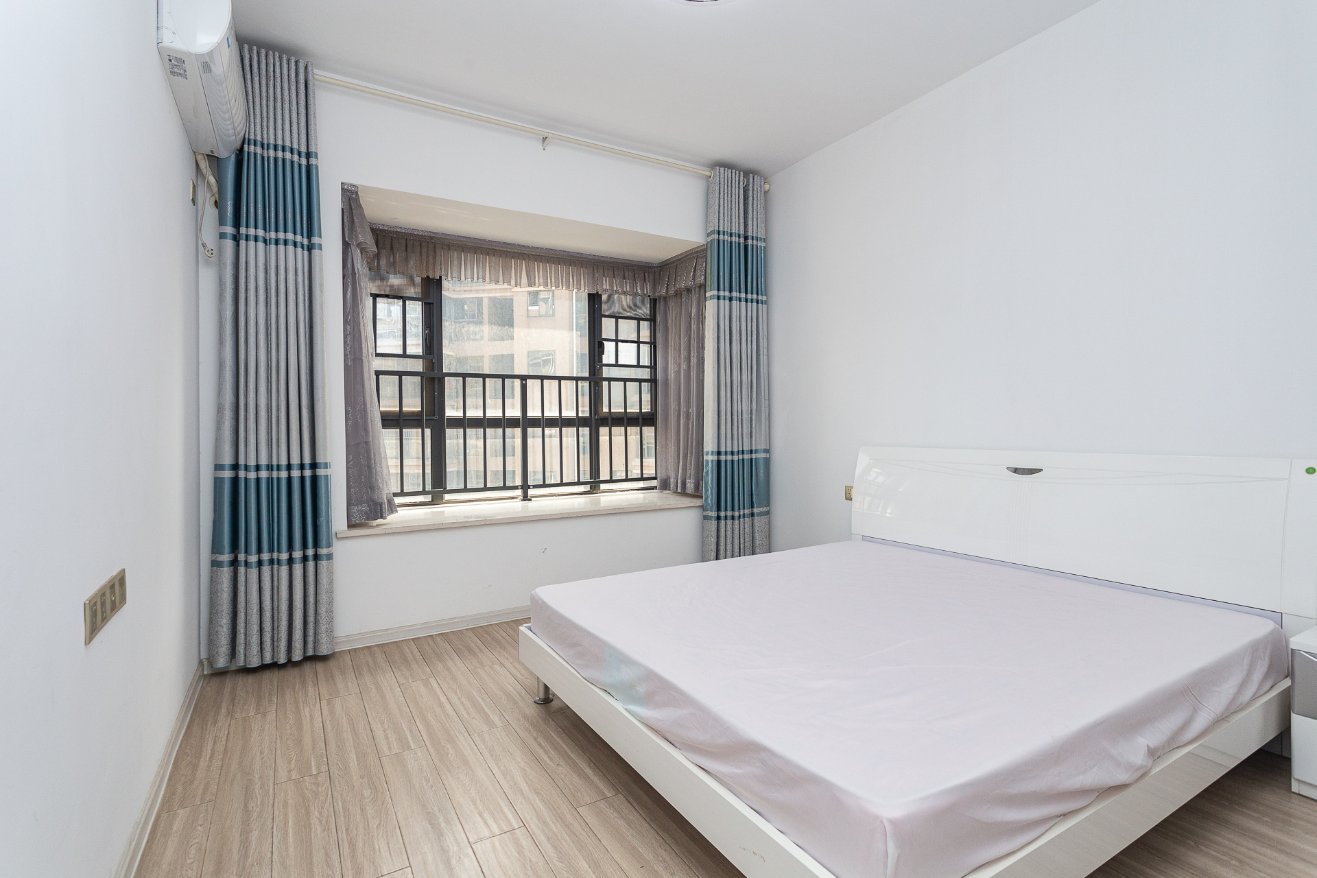 名家翡翠花园 5室2厅1卫 124.6万 名家翡翠花园 5室2厅1卫 124.6万卧室