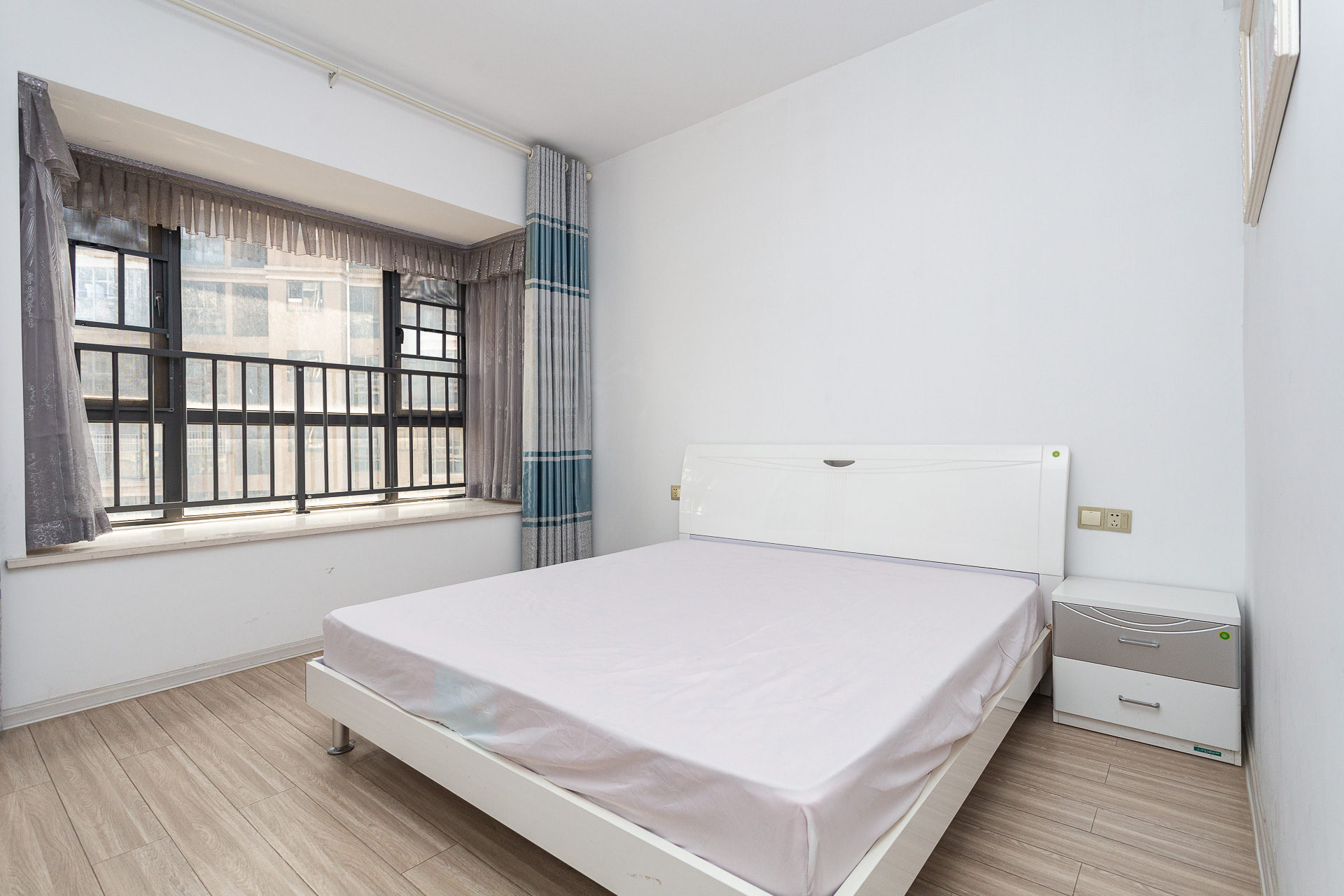 名家翡翠花园  5室2厅1卫    124.6万卧室