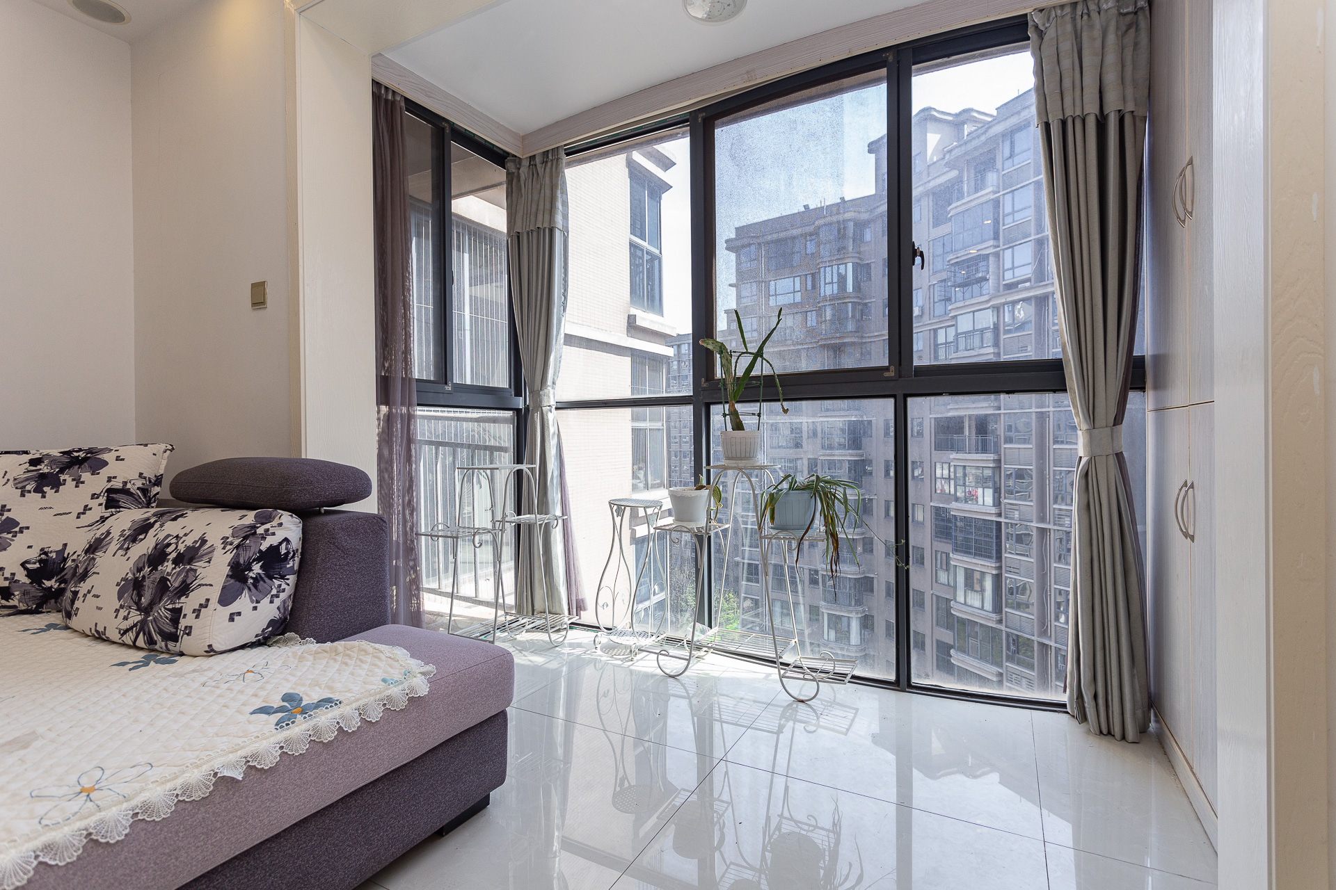 名家翡翠花园  5室2厅1卫    124.6万阳台