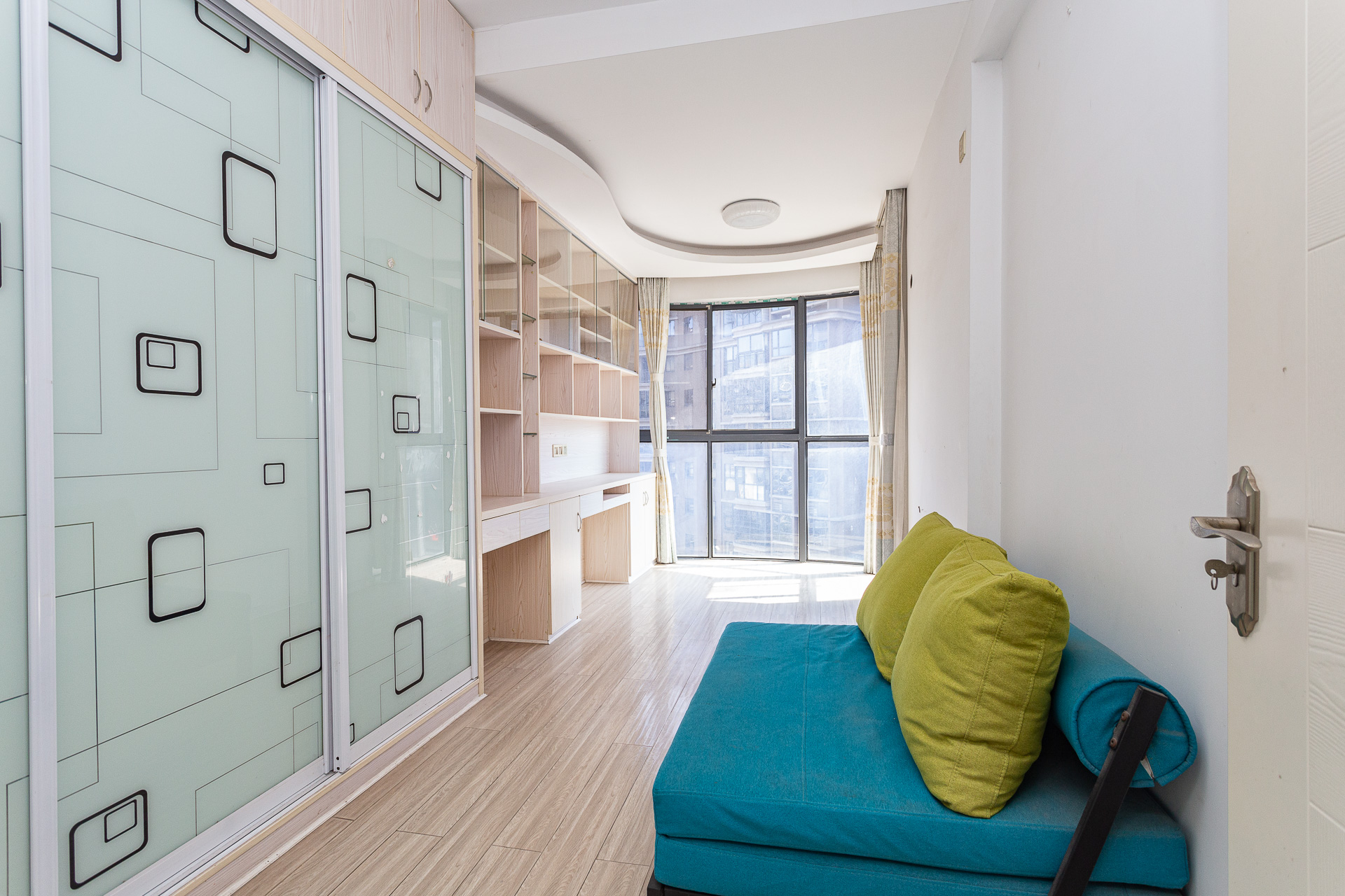 名家翡翠花园  5室2厅1卫    124.6万卧室