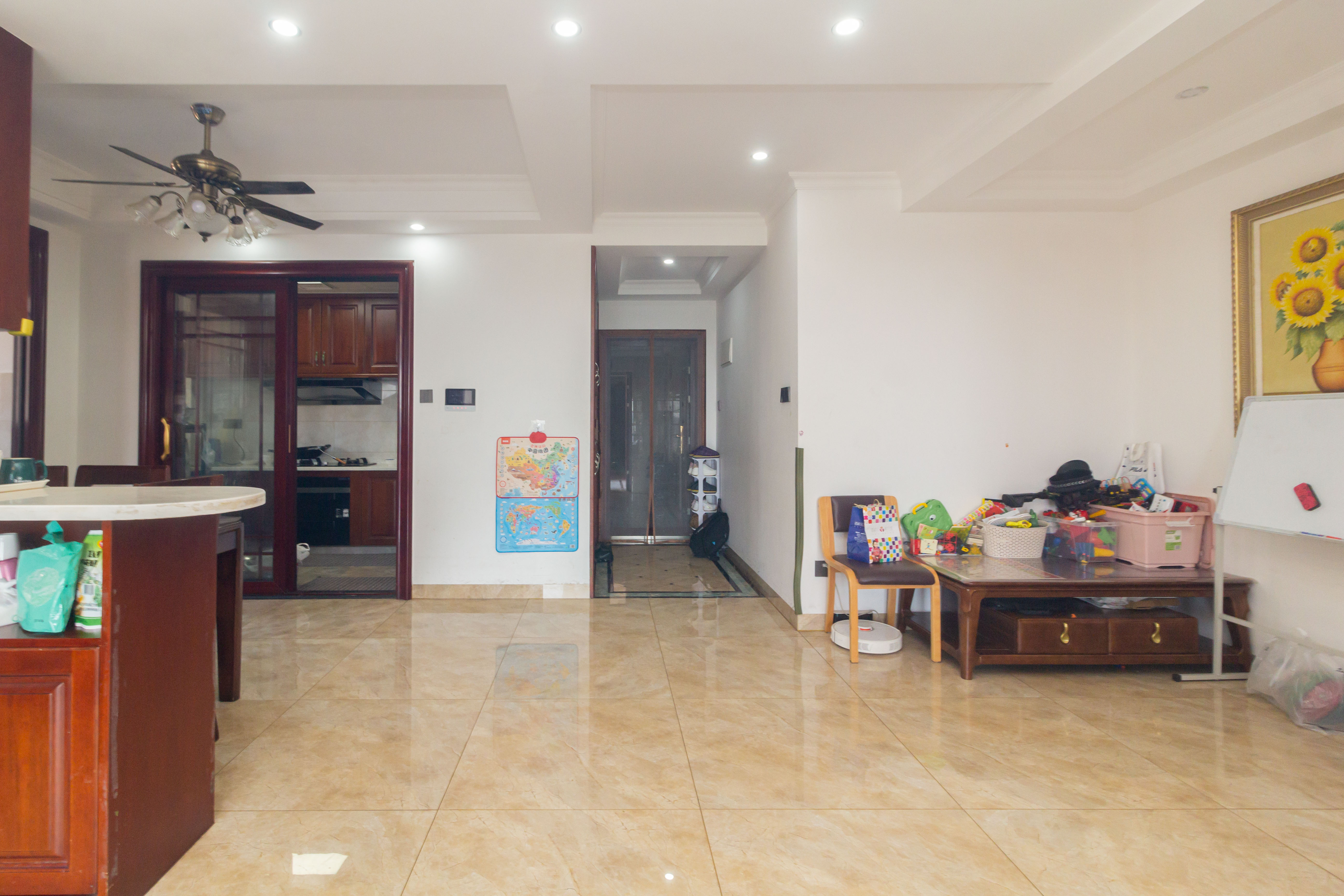 爵世名邸东湖(东湖壹号企业总部基地) 3室2厅2卫 120.0万 爵世名邸东湖(东湖壹号企业总部基地) 3室2厅2卫 120.0万客厅