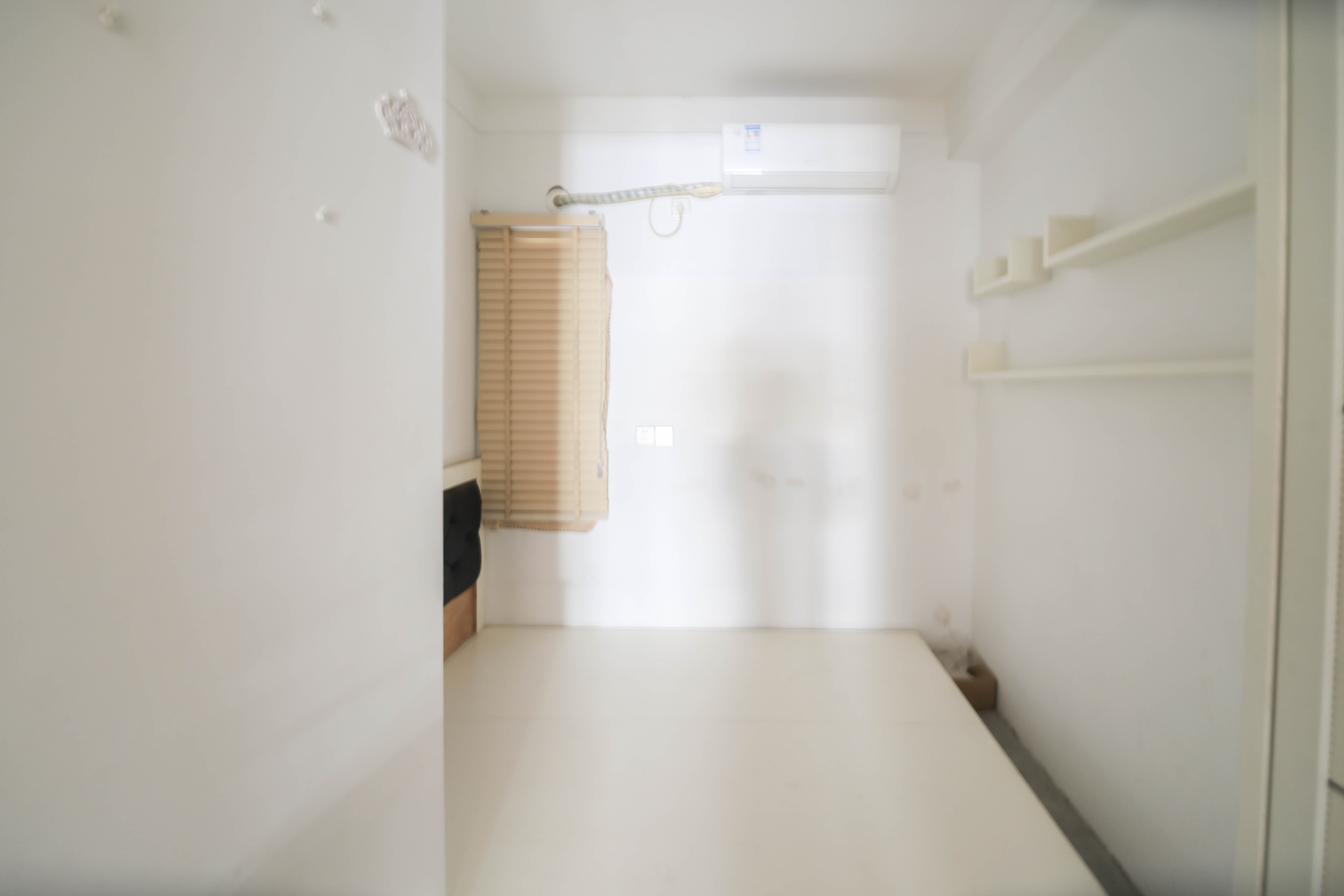 华银园  3室2厅2卫   120.00万卧室