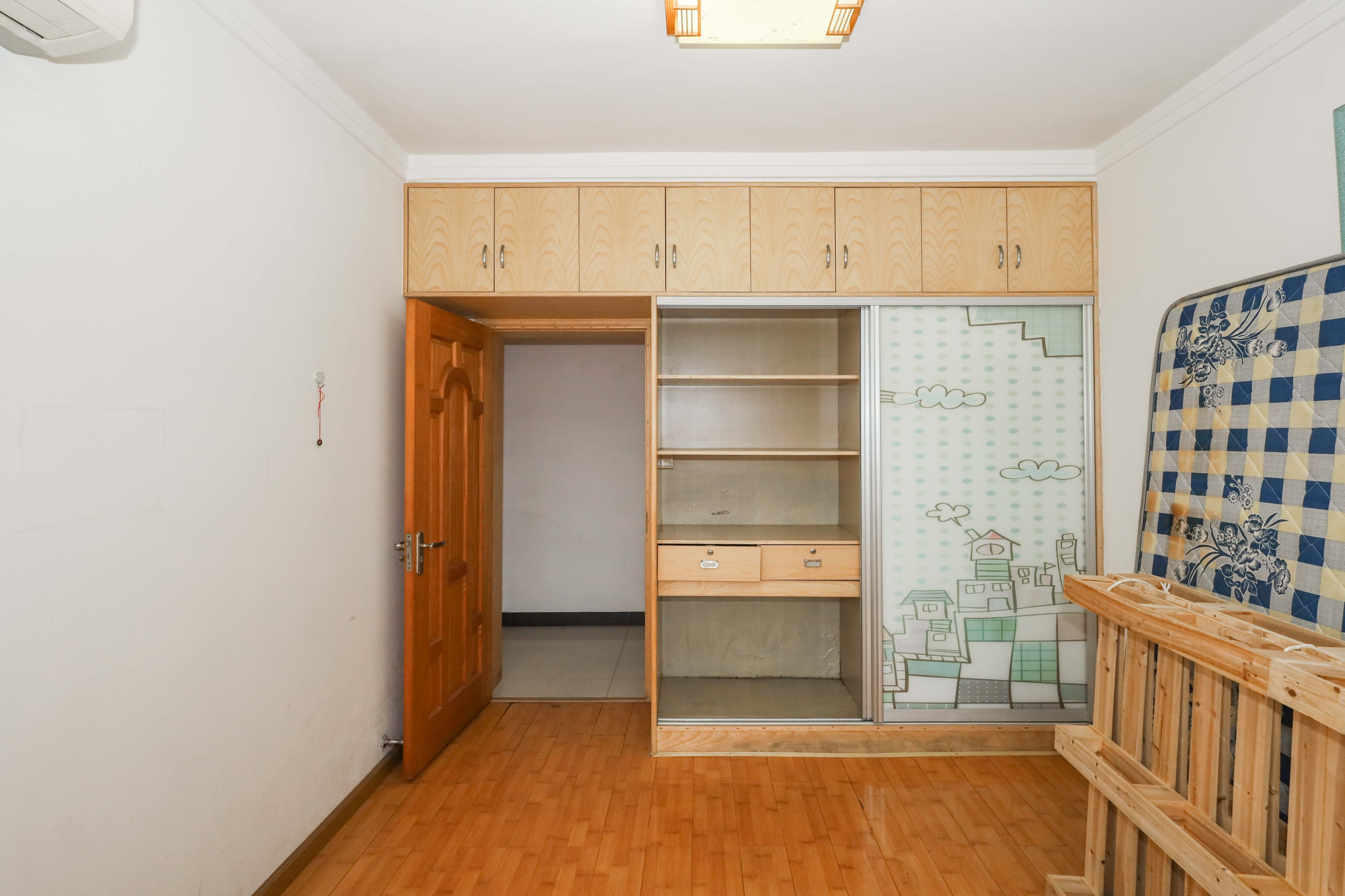 山水英伦  3室2厅2卫   82.00万卧室