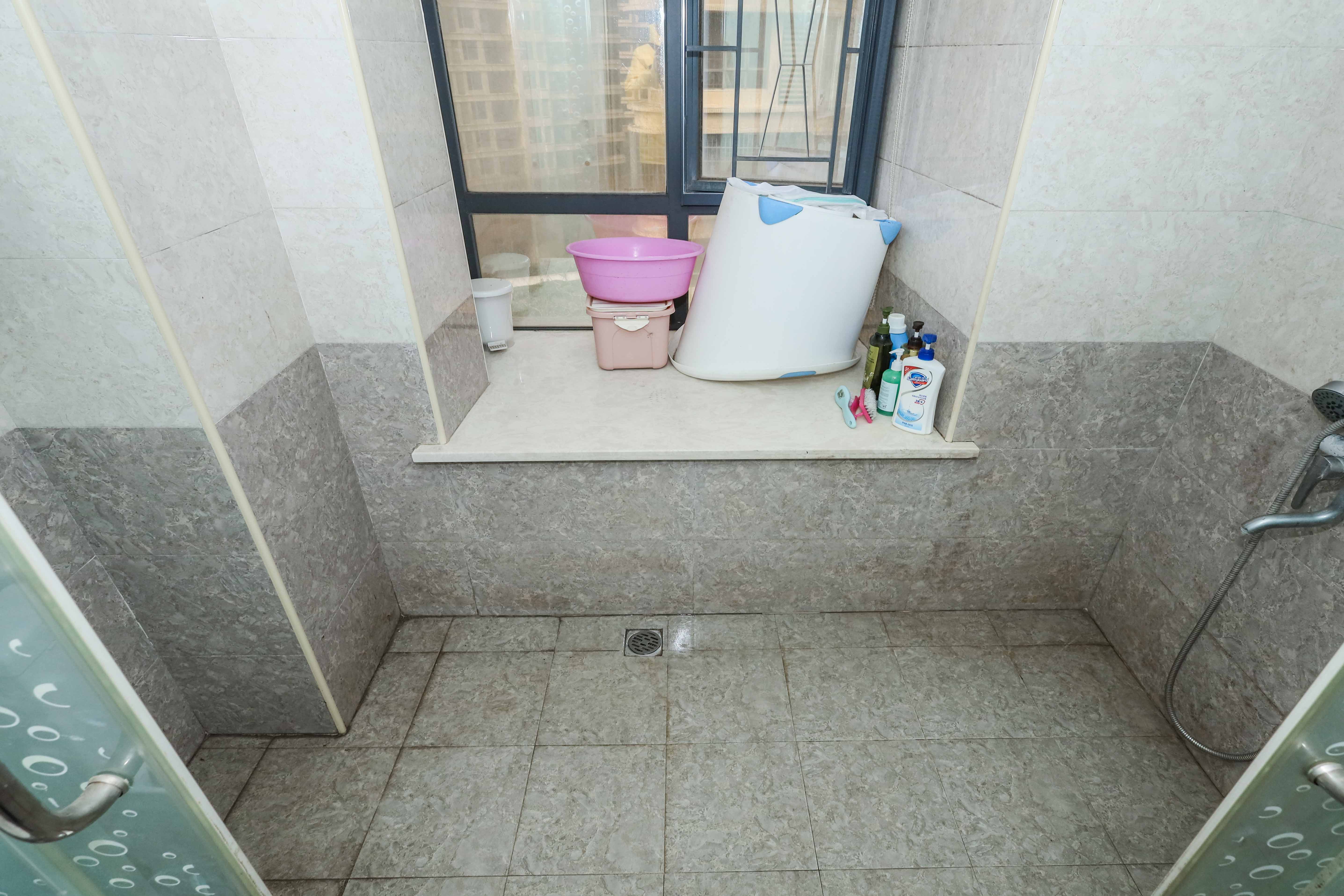保利麓谷林语C区  4室2厅2卫   230.00万卫生间