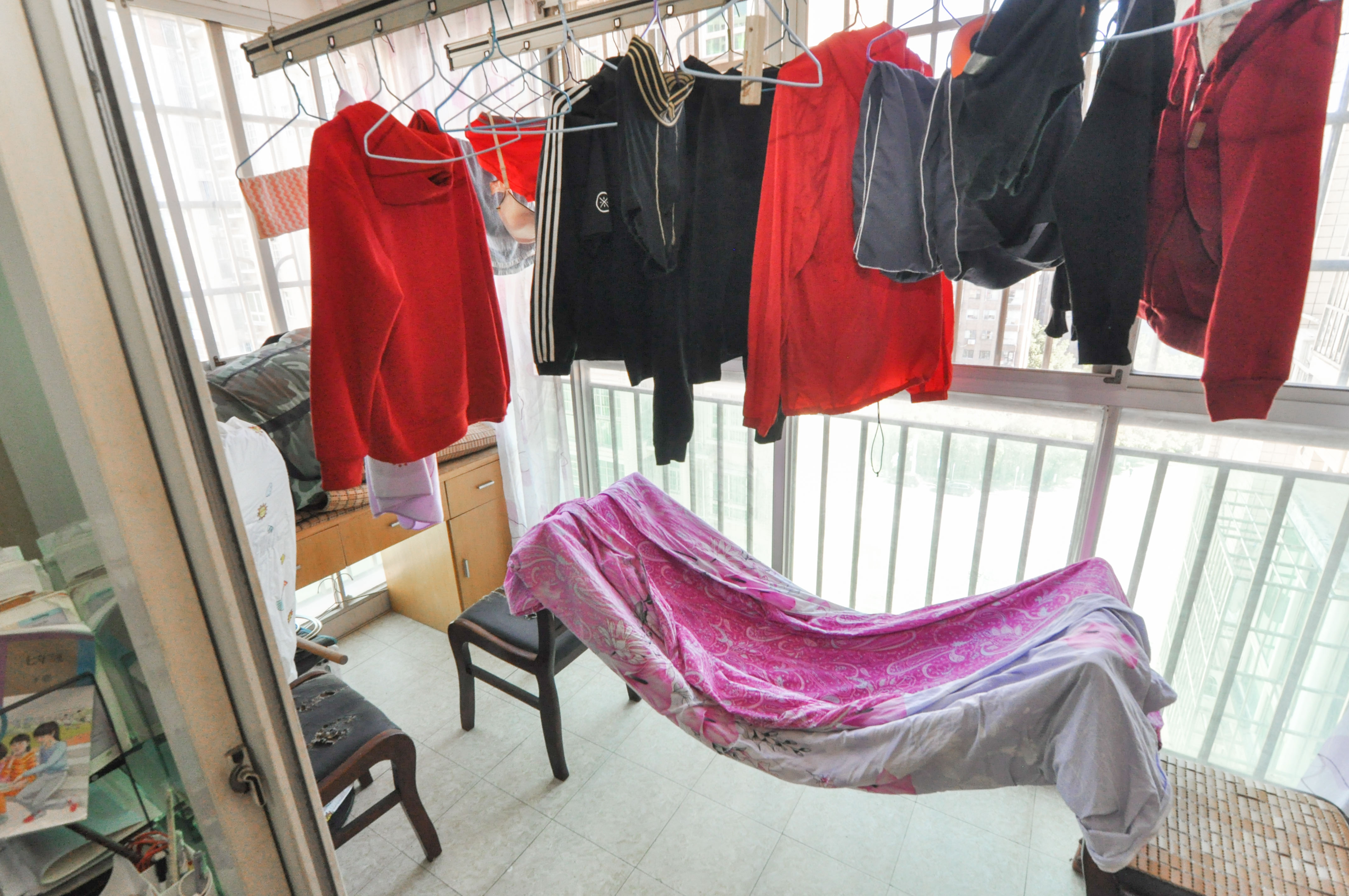 麓谷加州阳光  3室2厅2卫   98.00万卧室