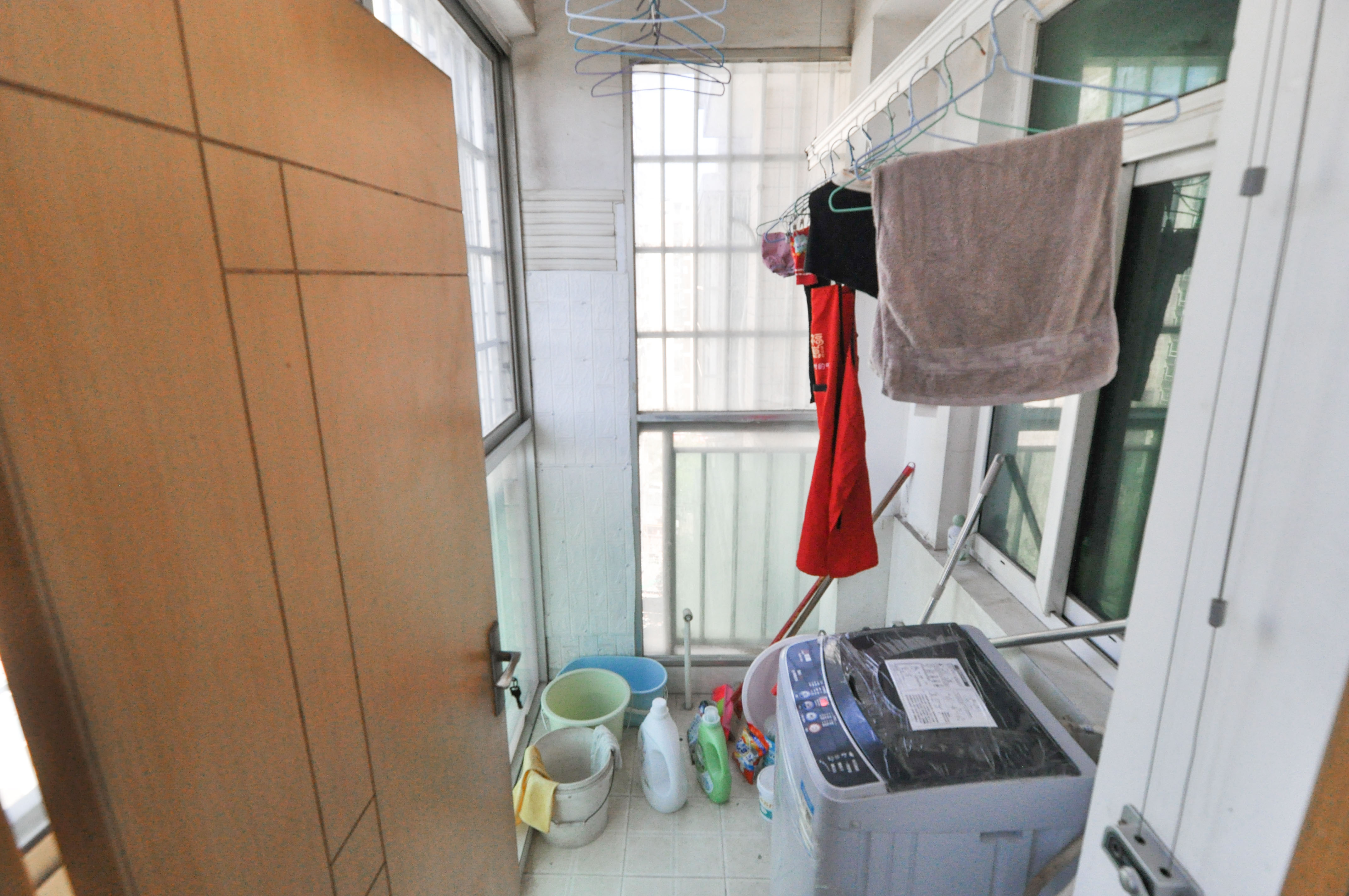 麓谷加州阳光  3室2厅2卫   98.00万卧室