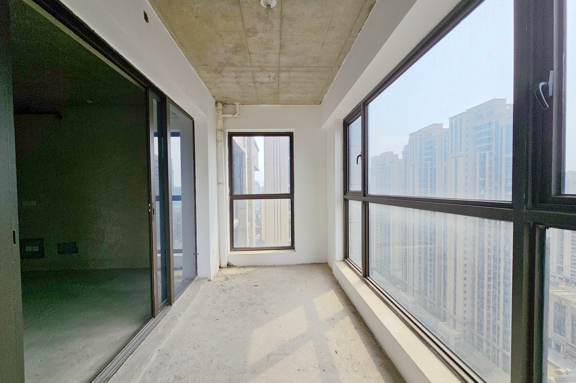 明昇壹城（明昇时代广场）二期  5室2厅4卫   275.00万阳台