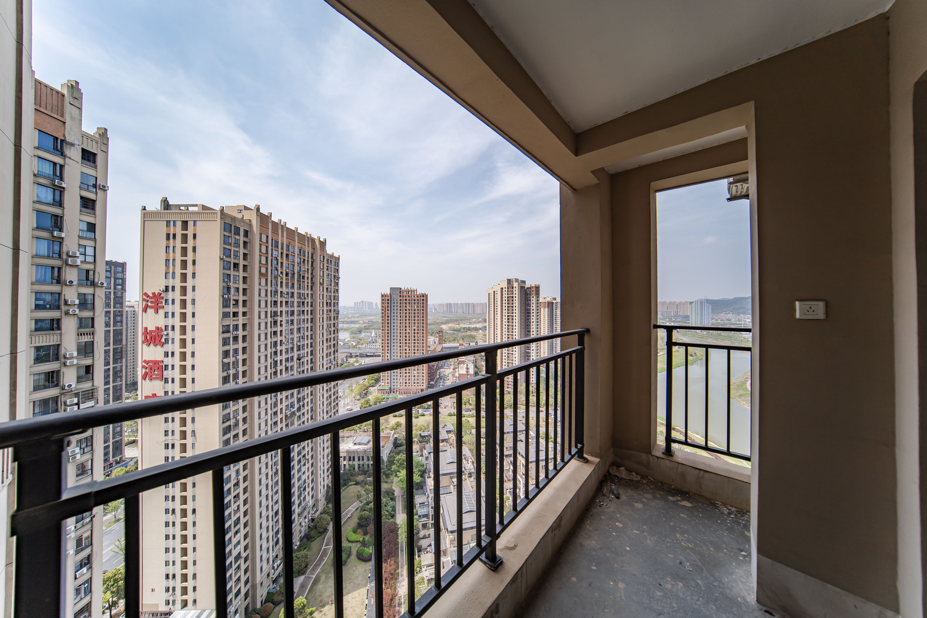 合能洋湖公馆  3室2厅3卫    86.0万 合能洋湖公馆  3室2厅3卫    86.0万阳台