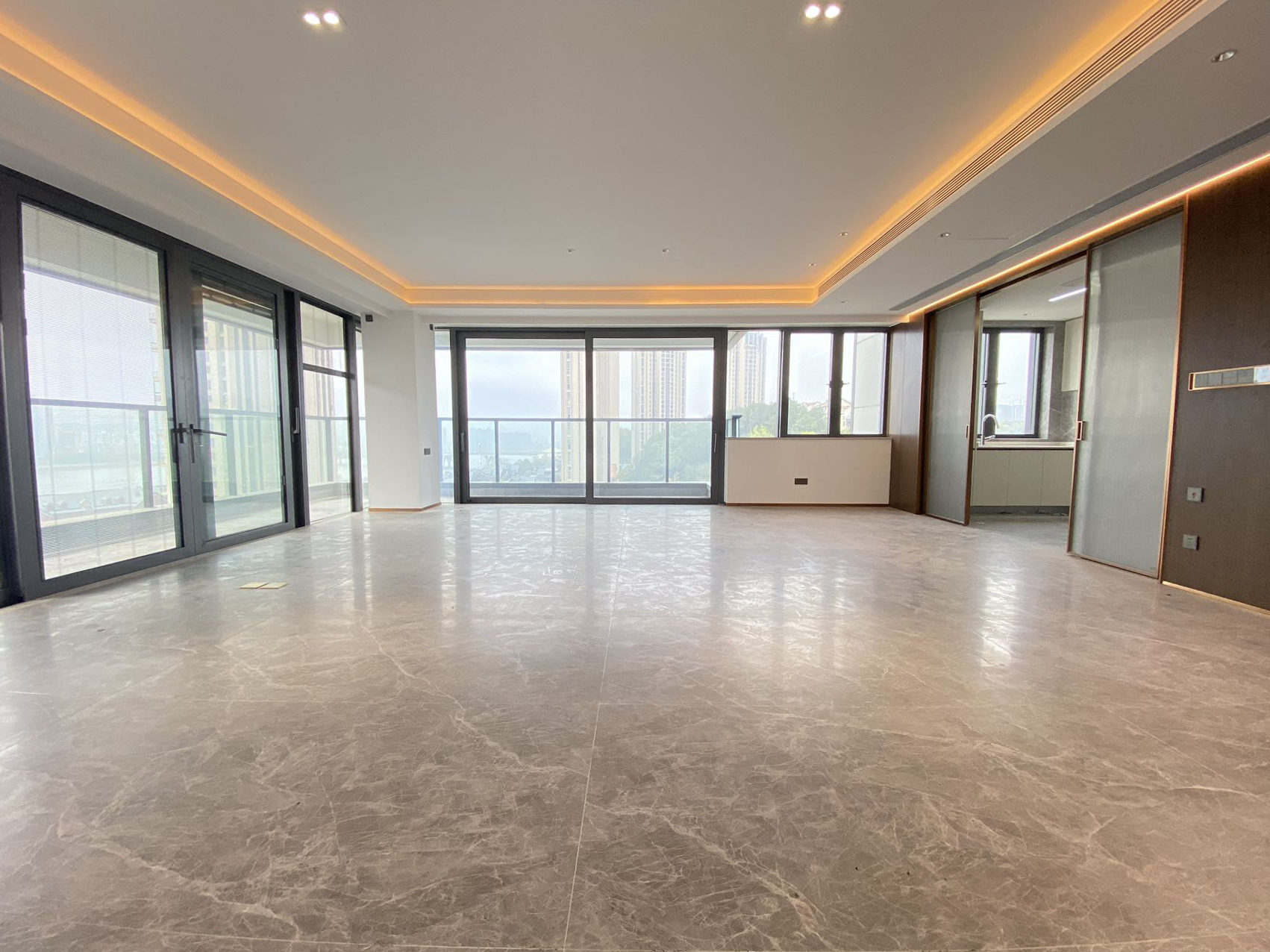 万科紫台  5室2厅4卫   600.00万其他